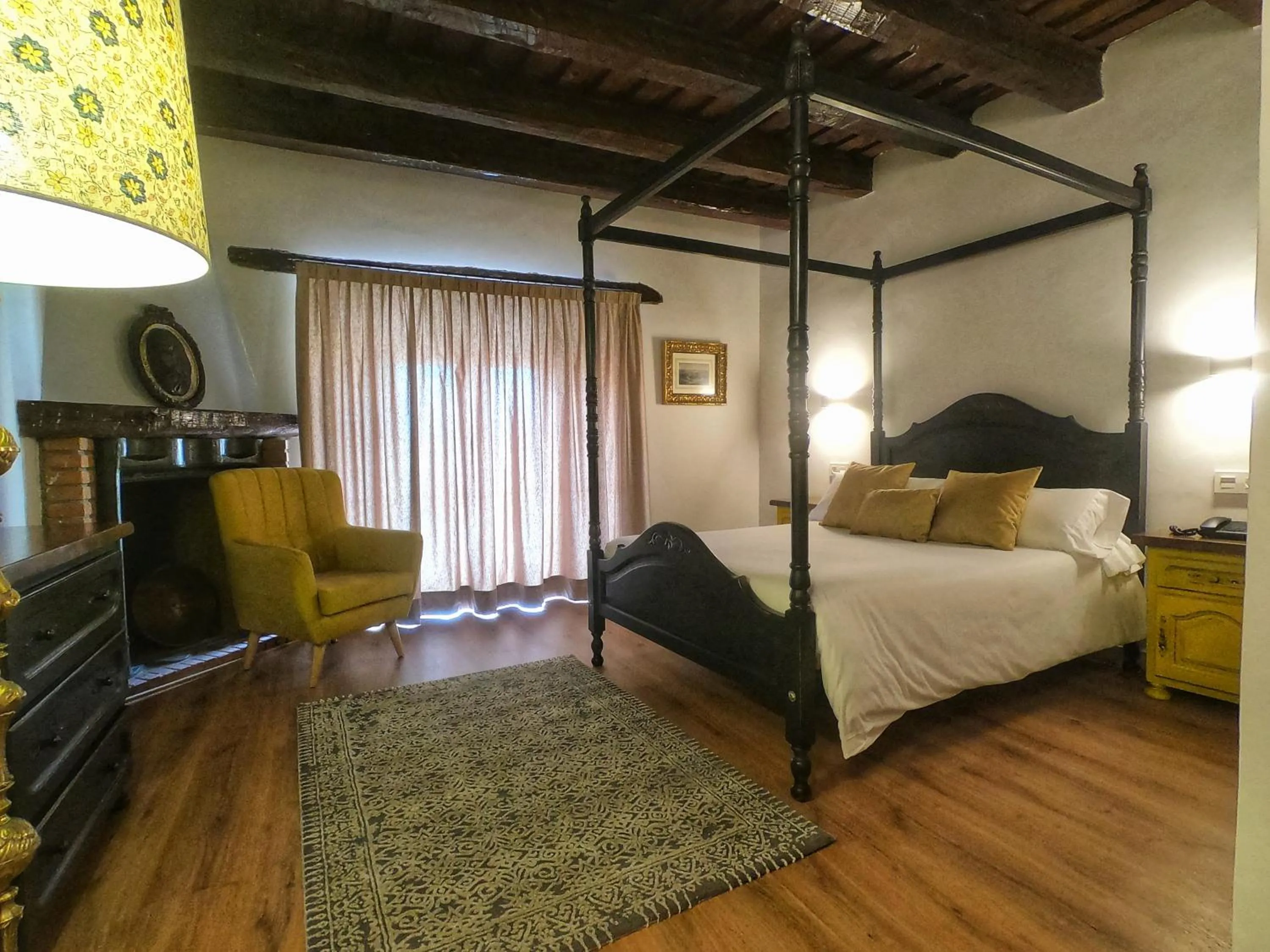 Photo of the whole room, Bed in Palacio de Monjaraz