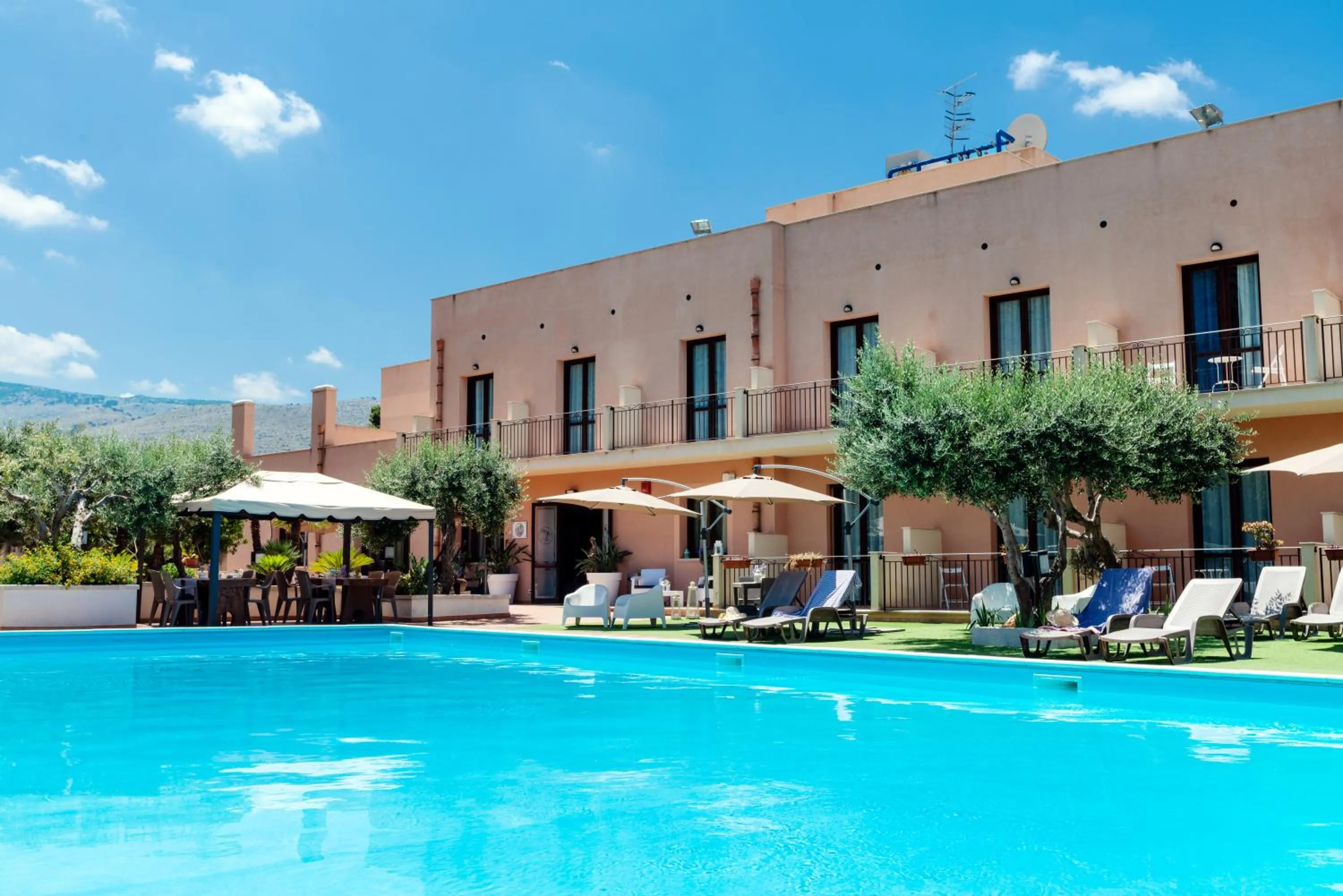 Swimming pool in Hotel Achibea