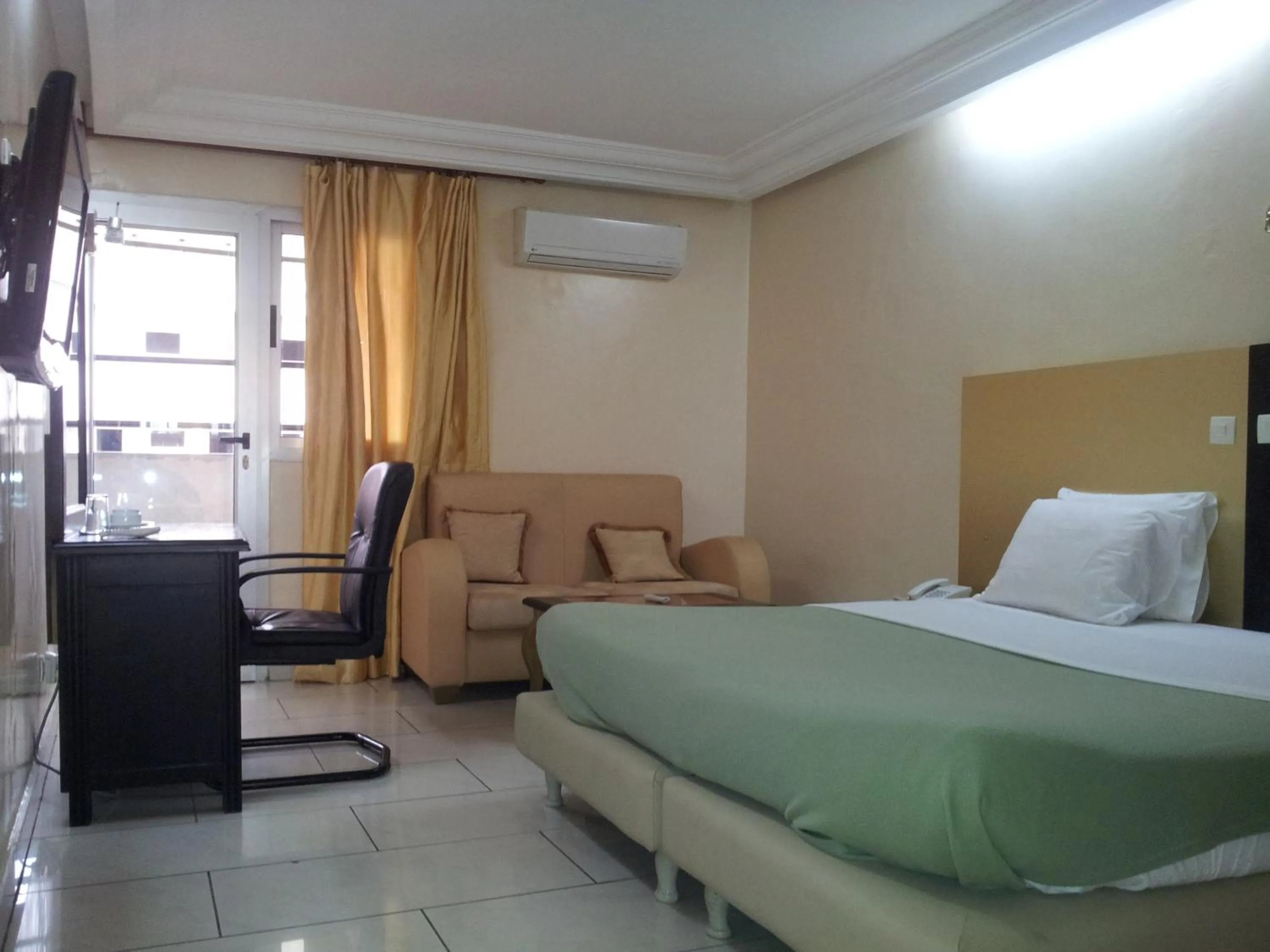 Bed in Golden Hôtel