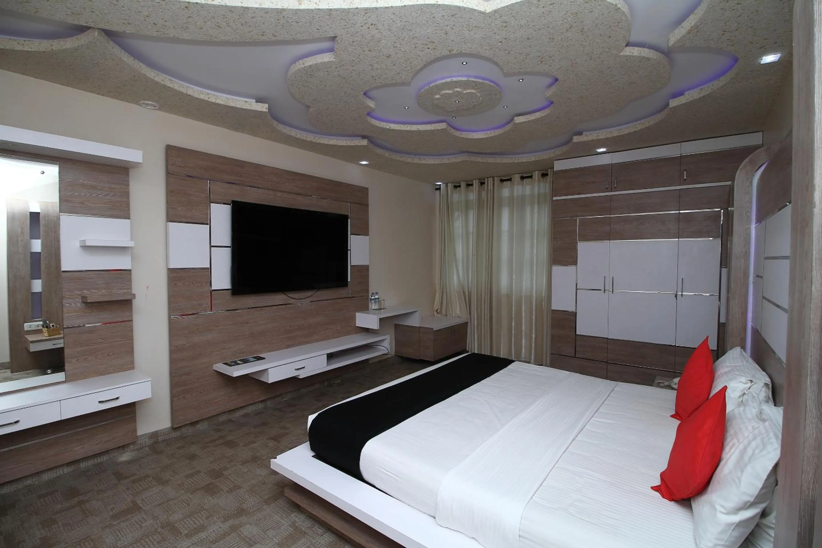 Bedroom in Royal Castle Hotel