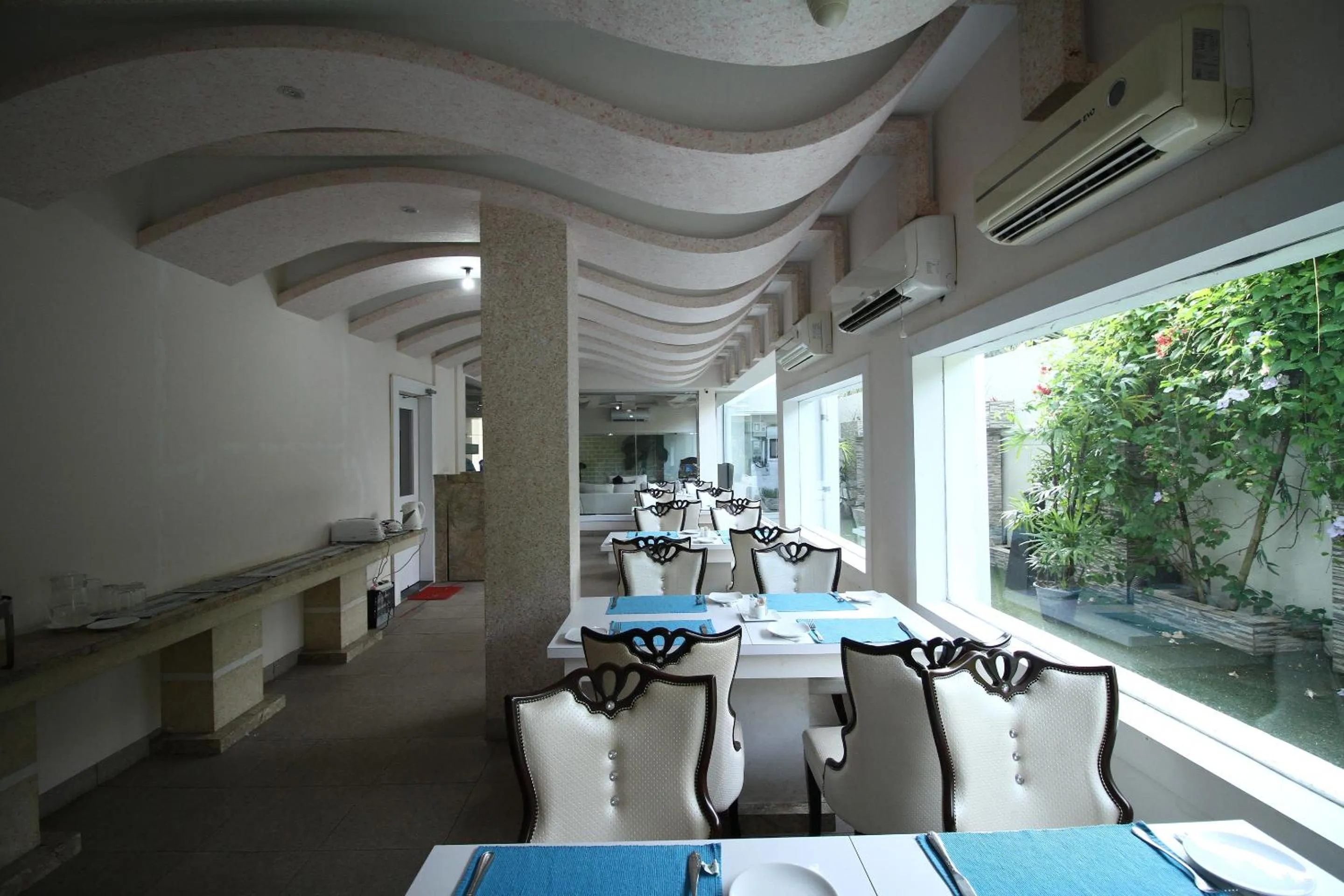 Restaurant/places to eat in Royal Castle Hotel