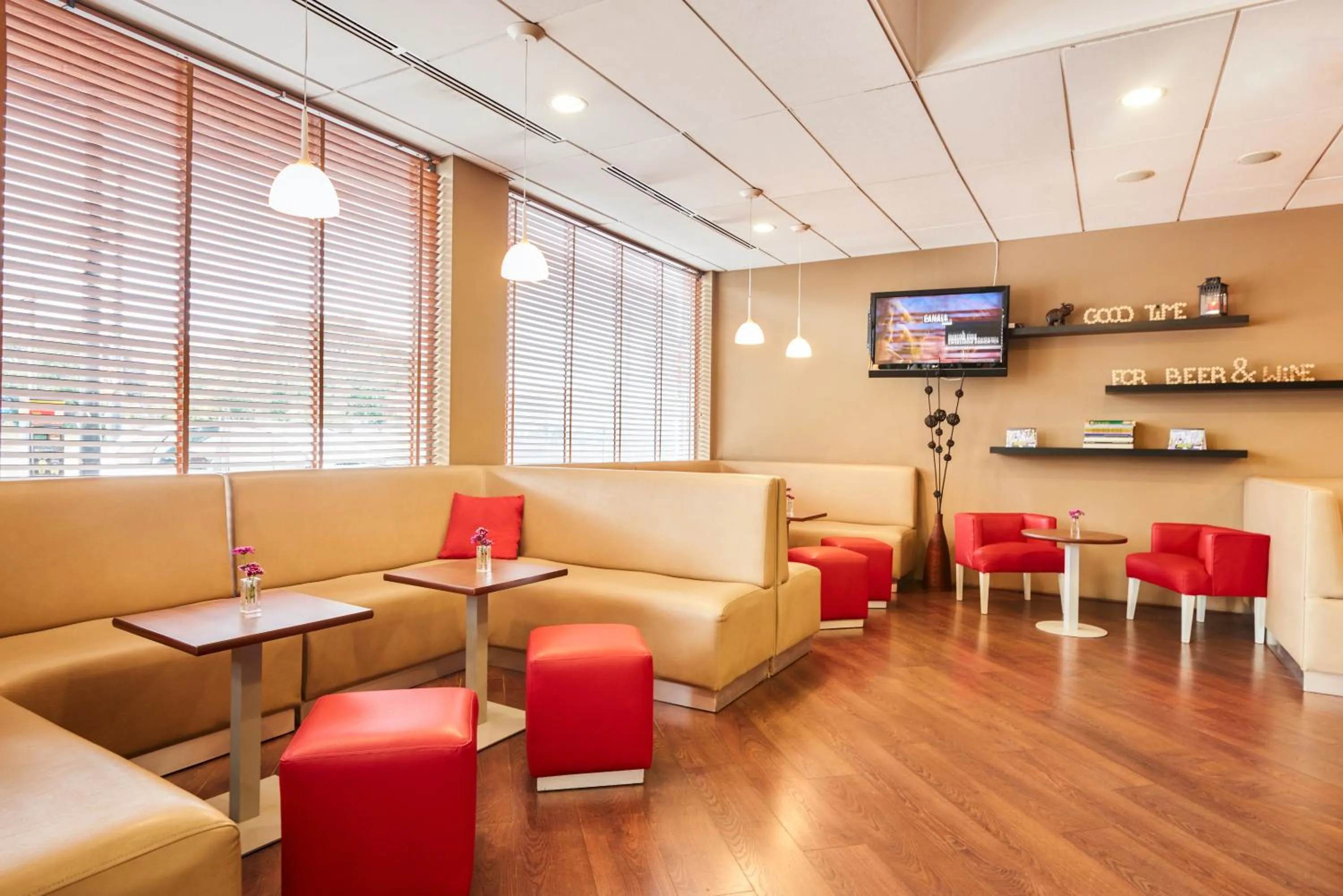 Lounge or bar in Campanile Łódź