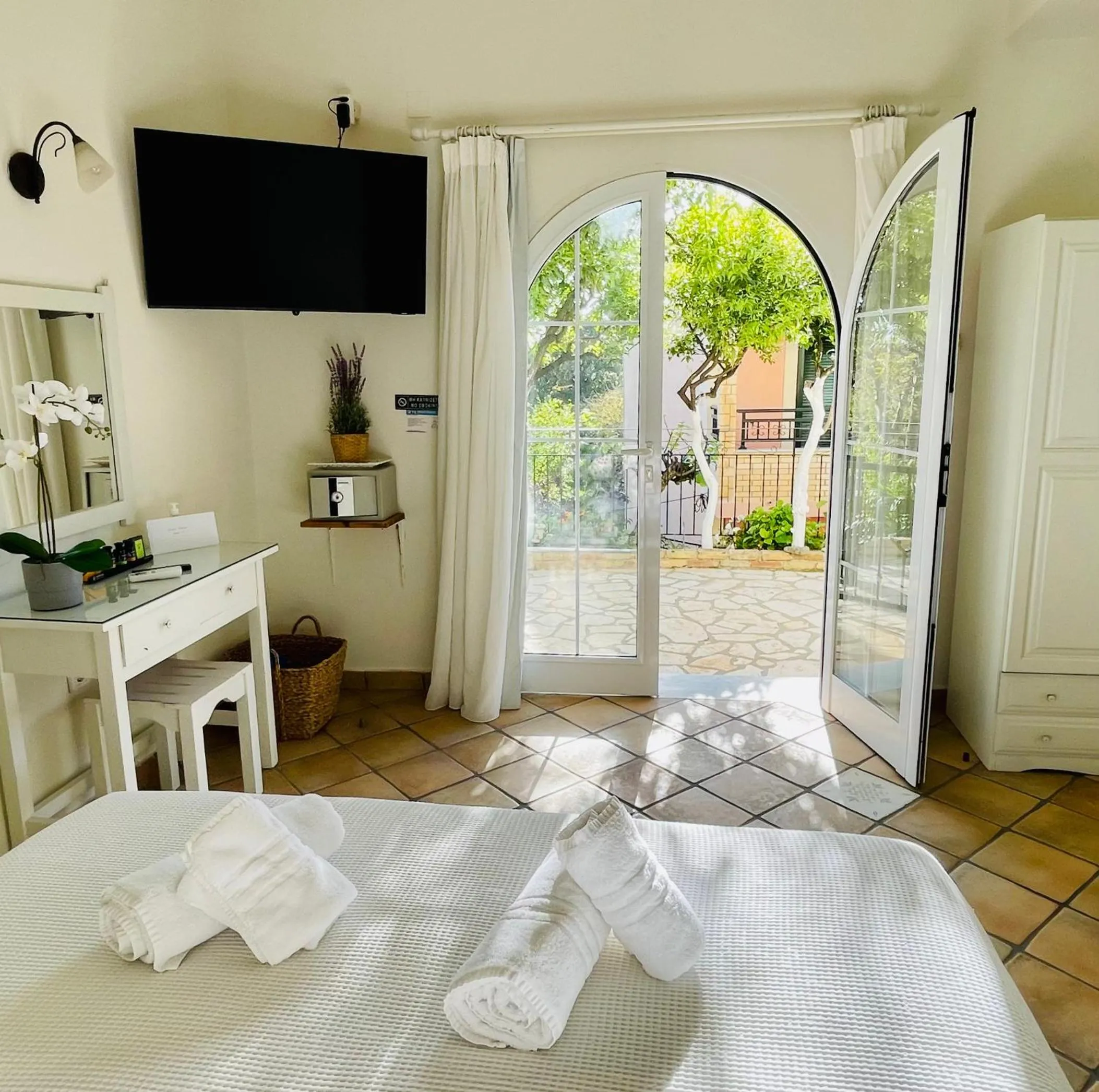 TV and multimedia, Bed in Sebastian's - Agios Gordios Beach