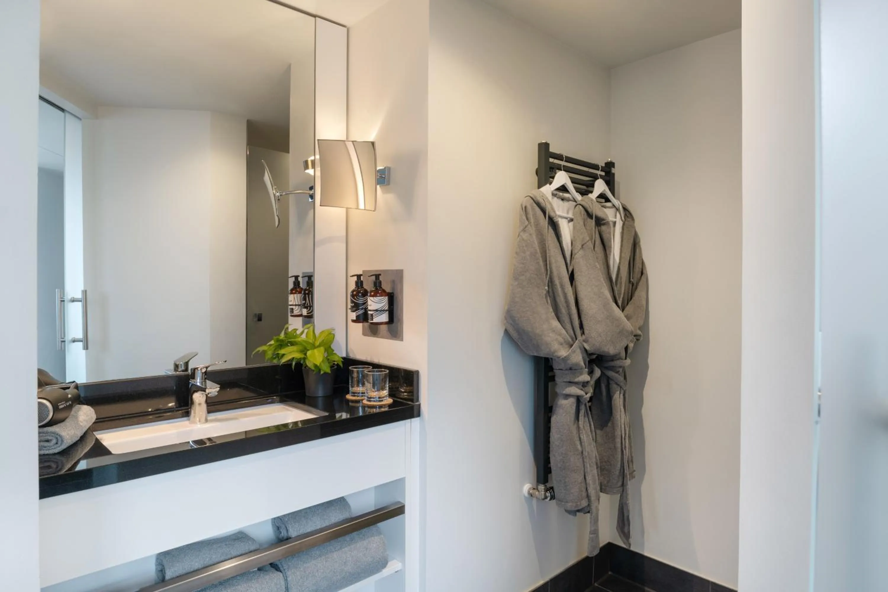 Bathroom in INNSiDE by Meliá Wolfsburg