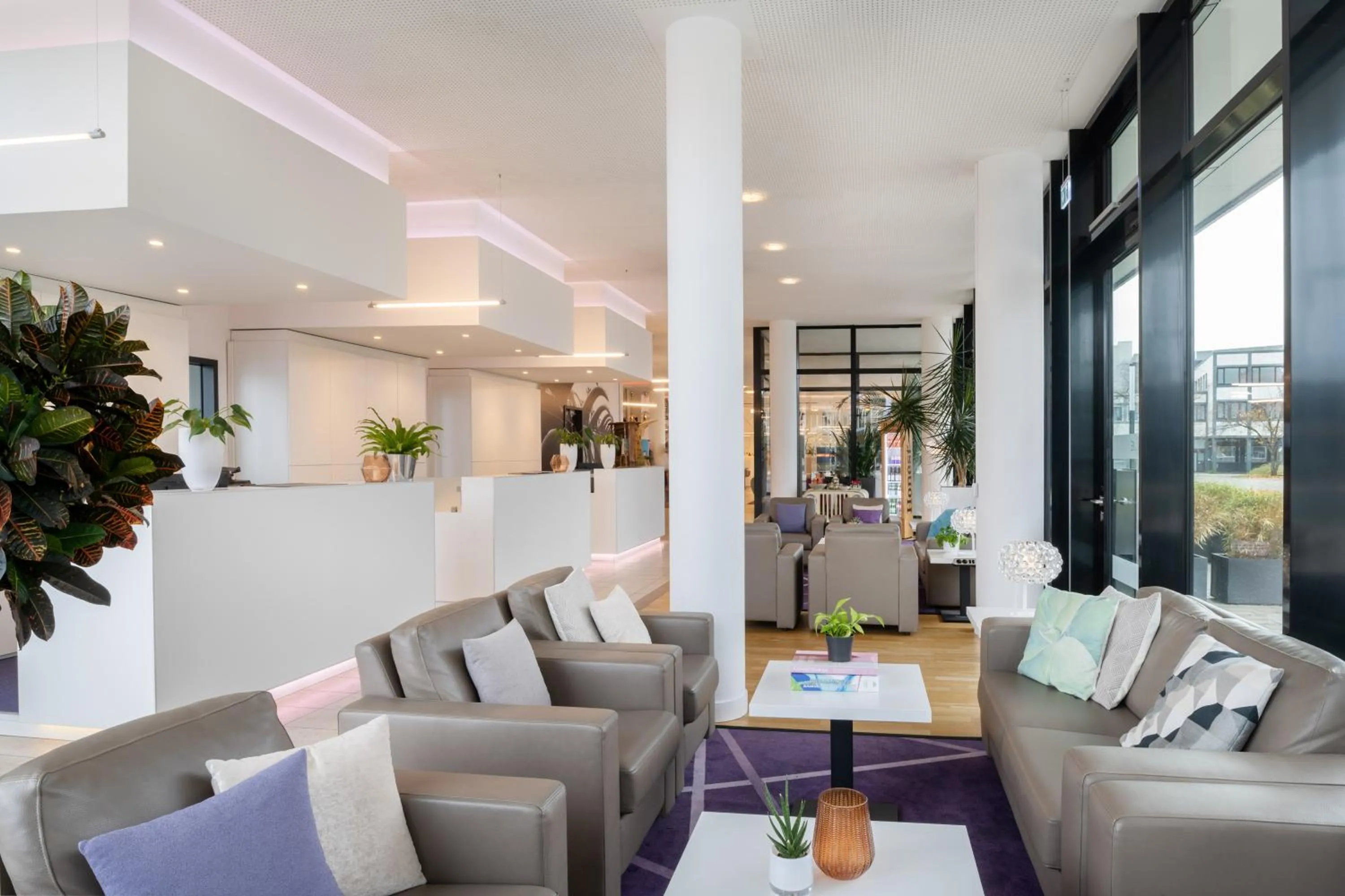 Lobby or reception in INNSiDE by Meliá Wolfsburg