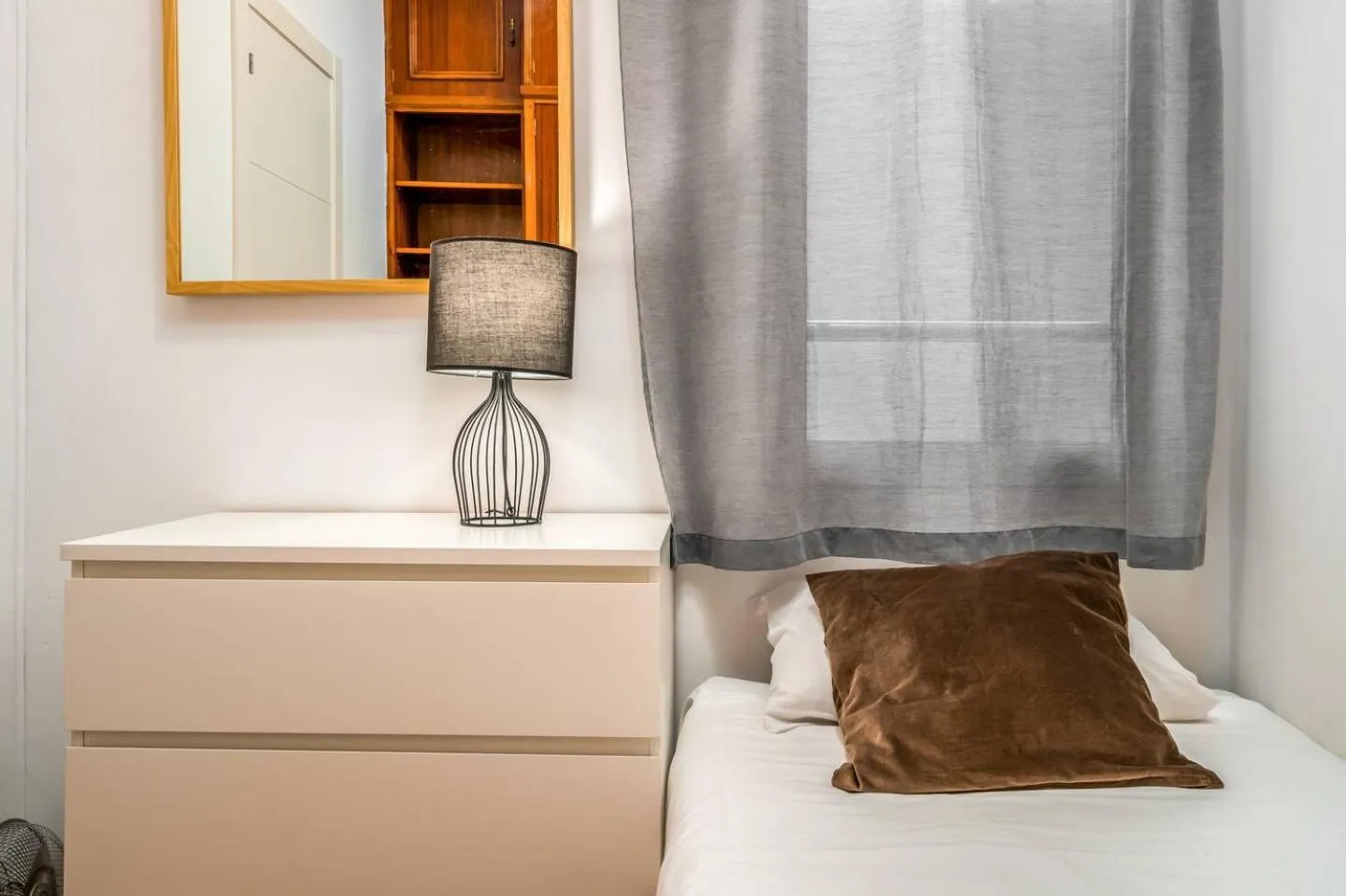Bed in Arc de Triomf Base 4BR for 5 Lift