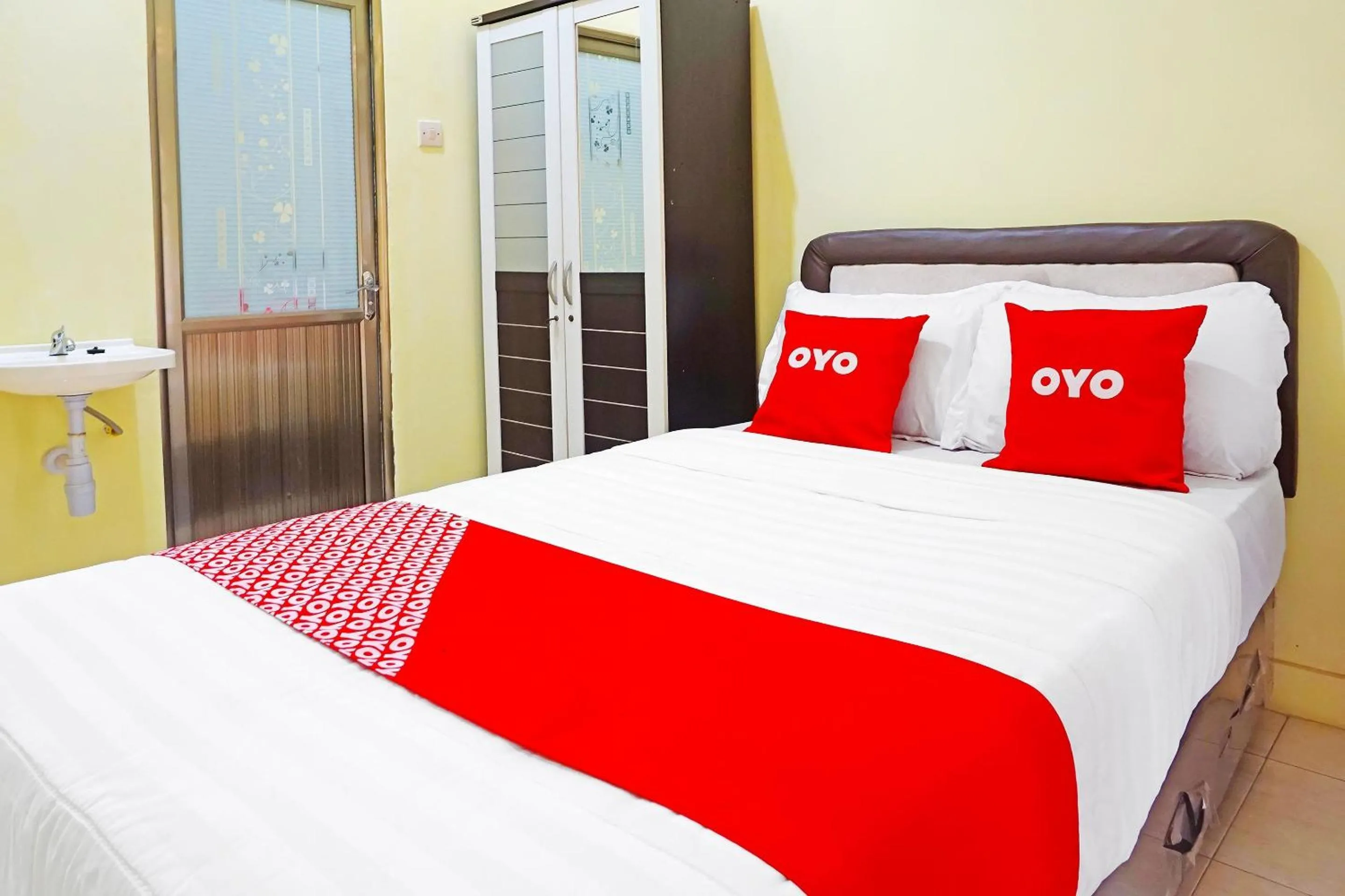Bedroom in Hotel O Trisna Srabah Resort Homestay & Resto