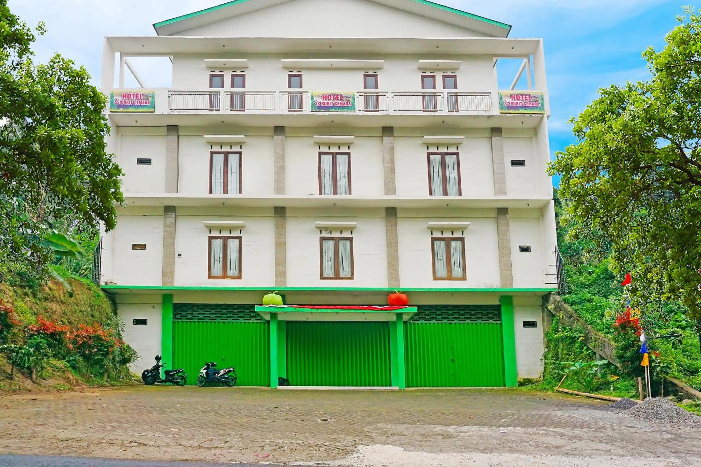 Facade/entrance in OYO LIfe 91571 Hotel Ss Bukit Cemara Syariah