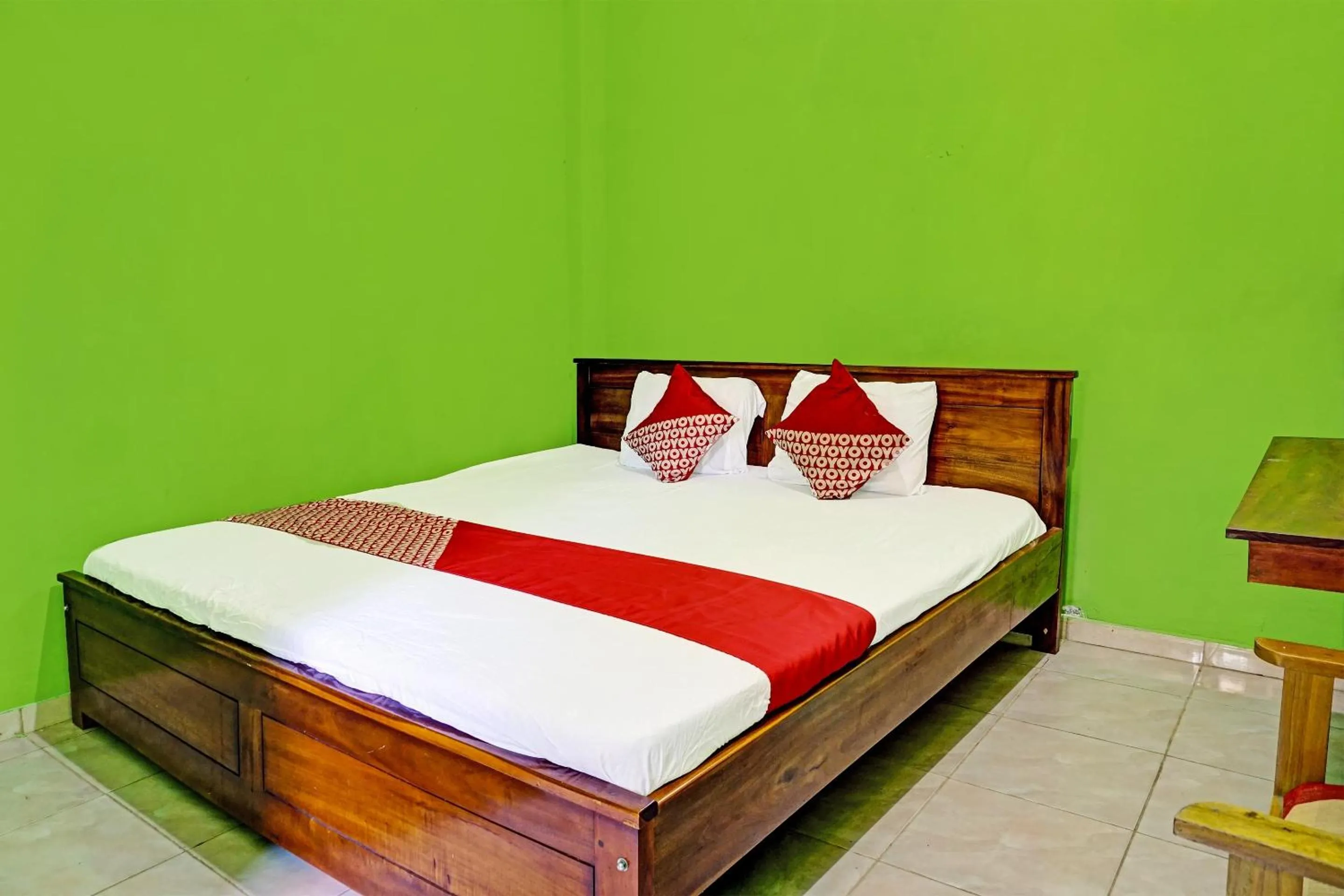 Bedroom, Bed in Hotel O Family Blitar
