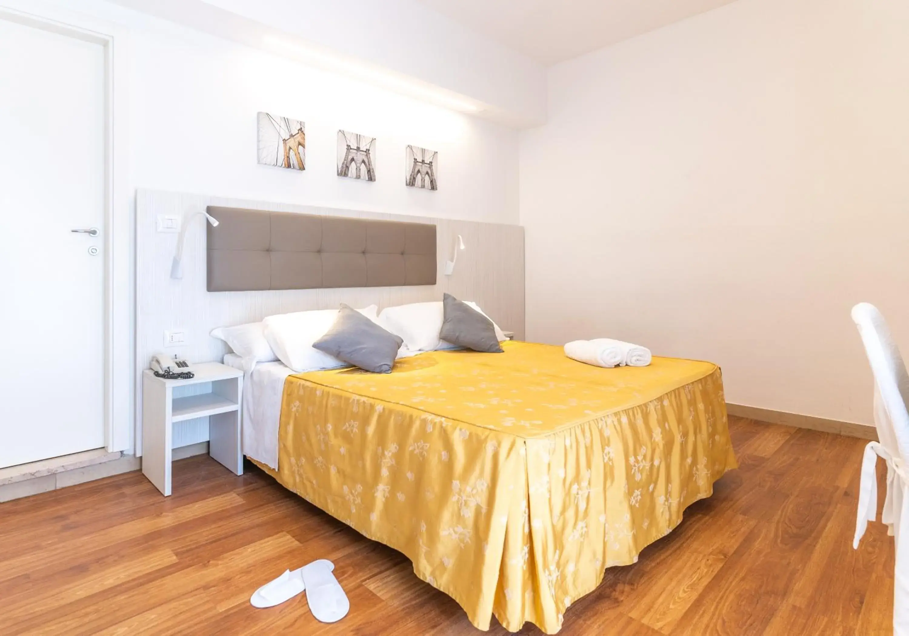 Deluxe Double or Twin Room - single occupancy in Hotel Dusseldorf Deluxe Double or Twin Room - single occupancy in Hotel Dusseldorf