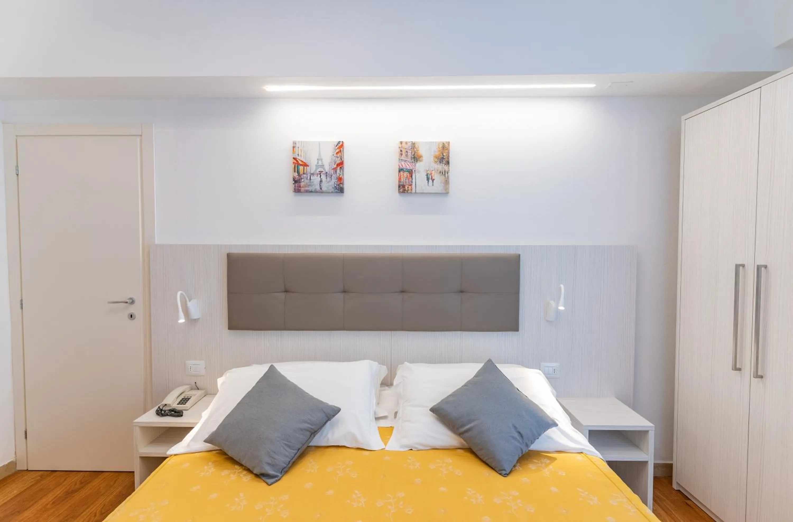 Bedroom, Bed in Hotel Dusseldorf