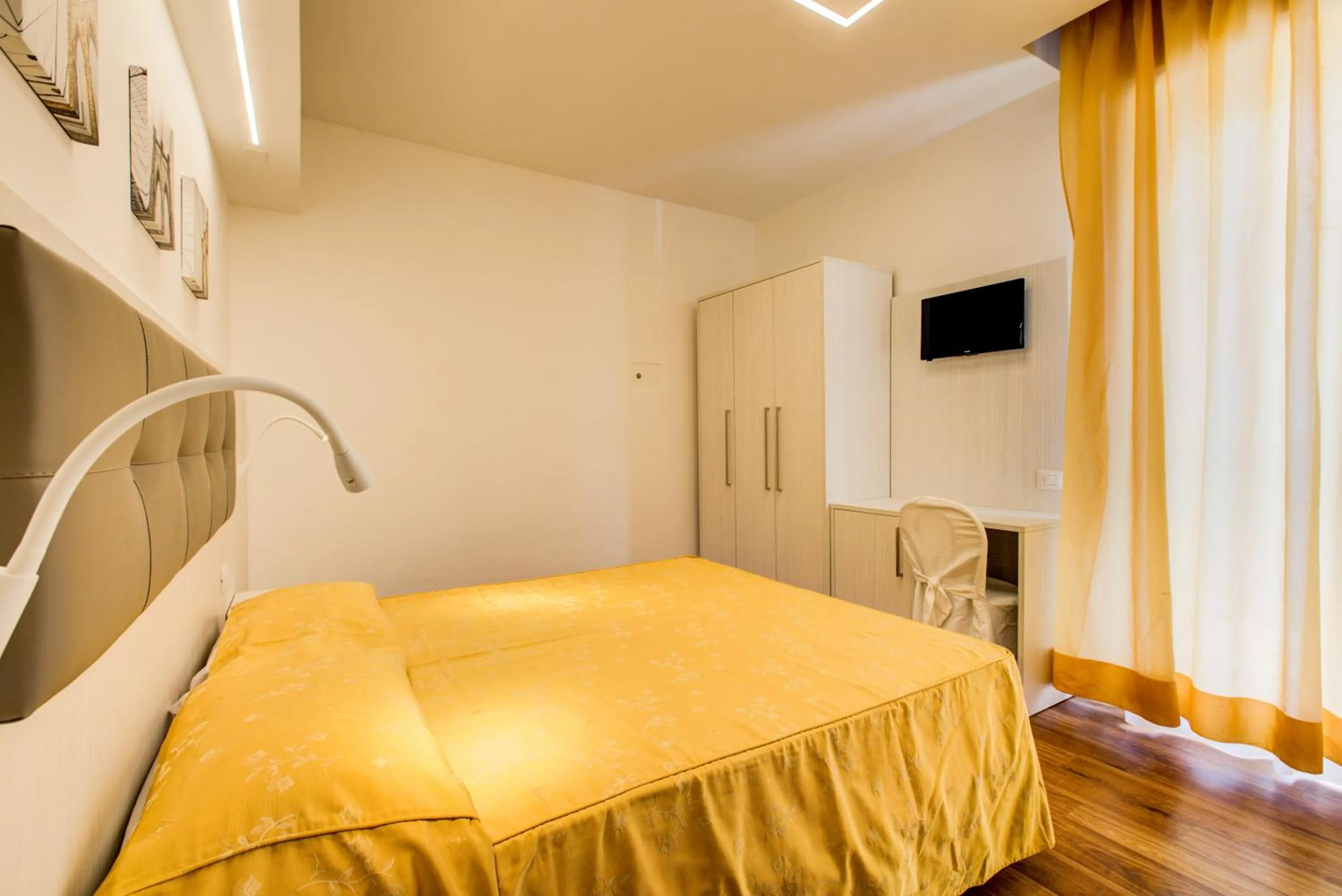 Bedroom, Bed in Hotel Dusseldorf