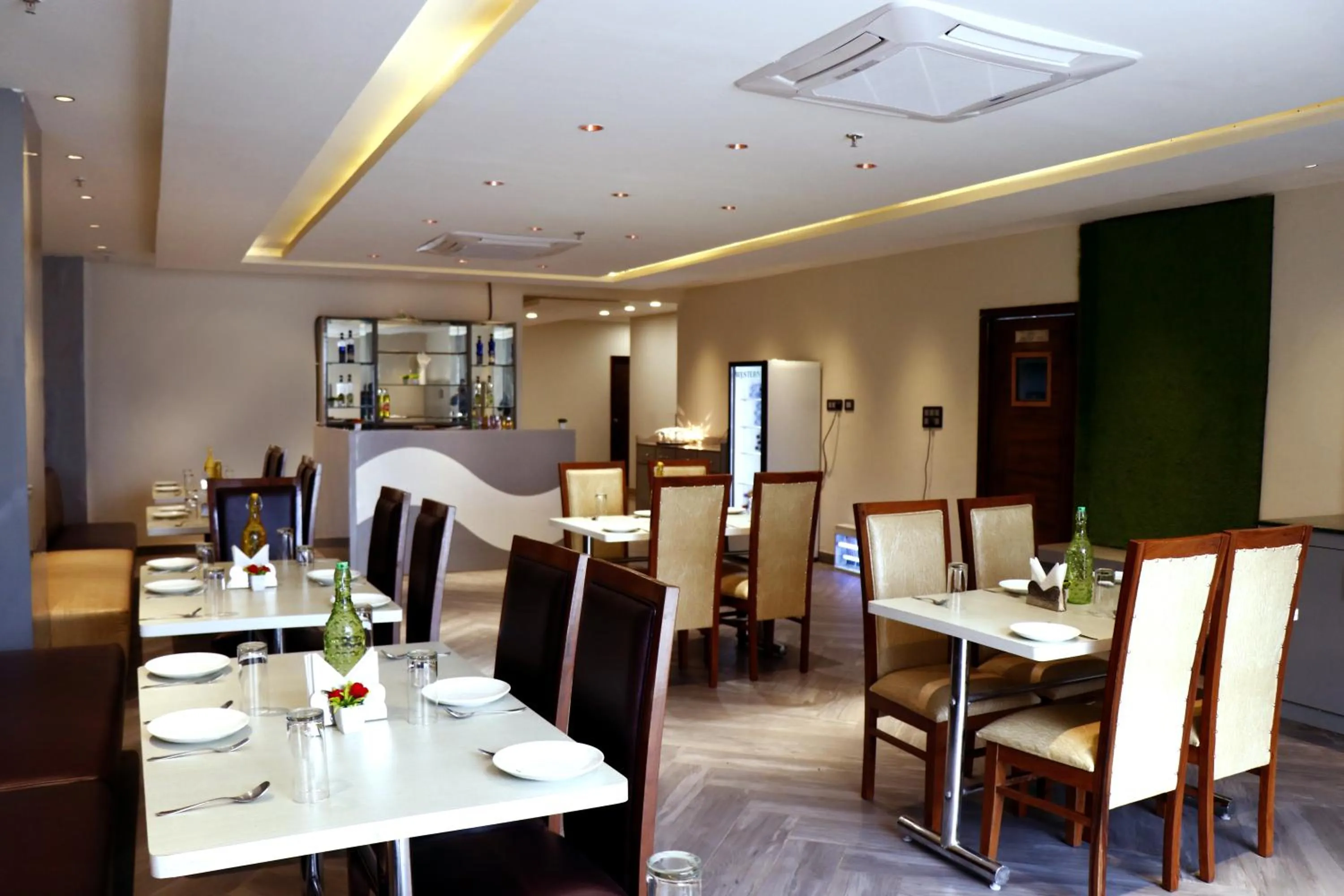 Restaurant/places to eat in Hotel The Spades