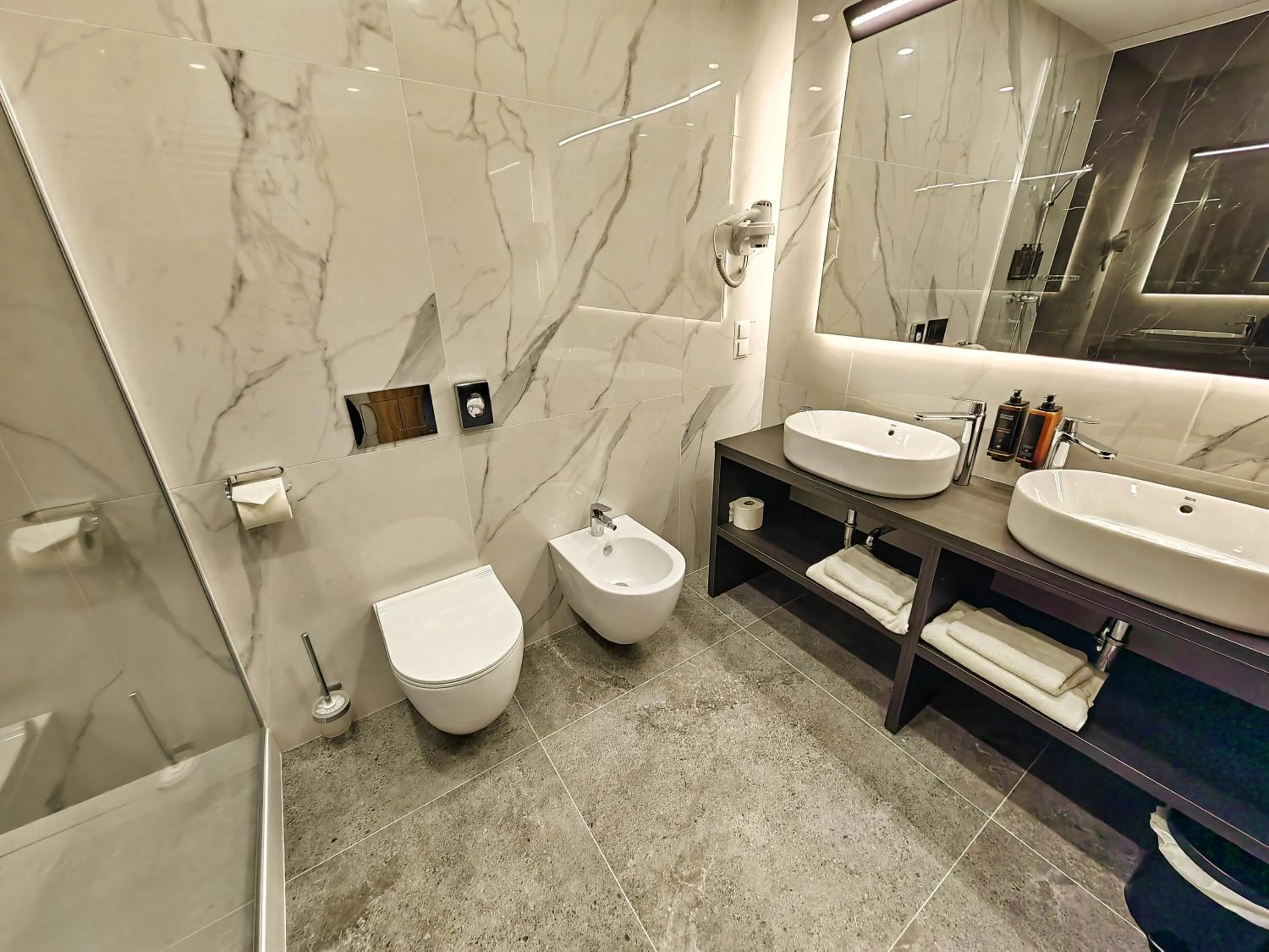 Shower in Mercure Opole