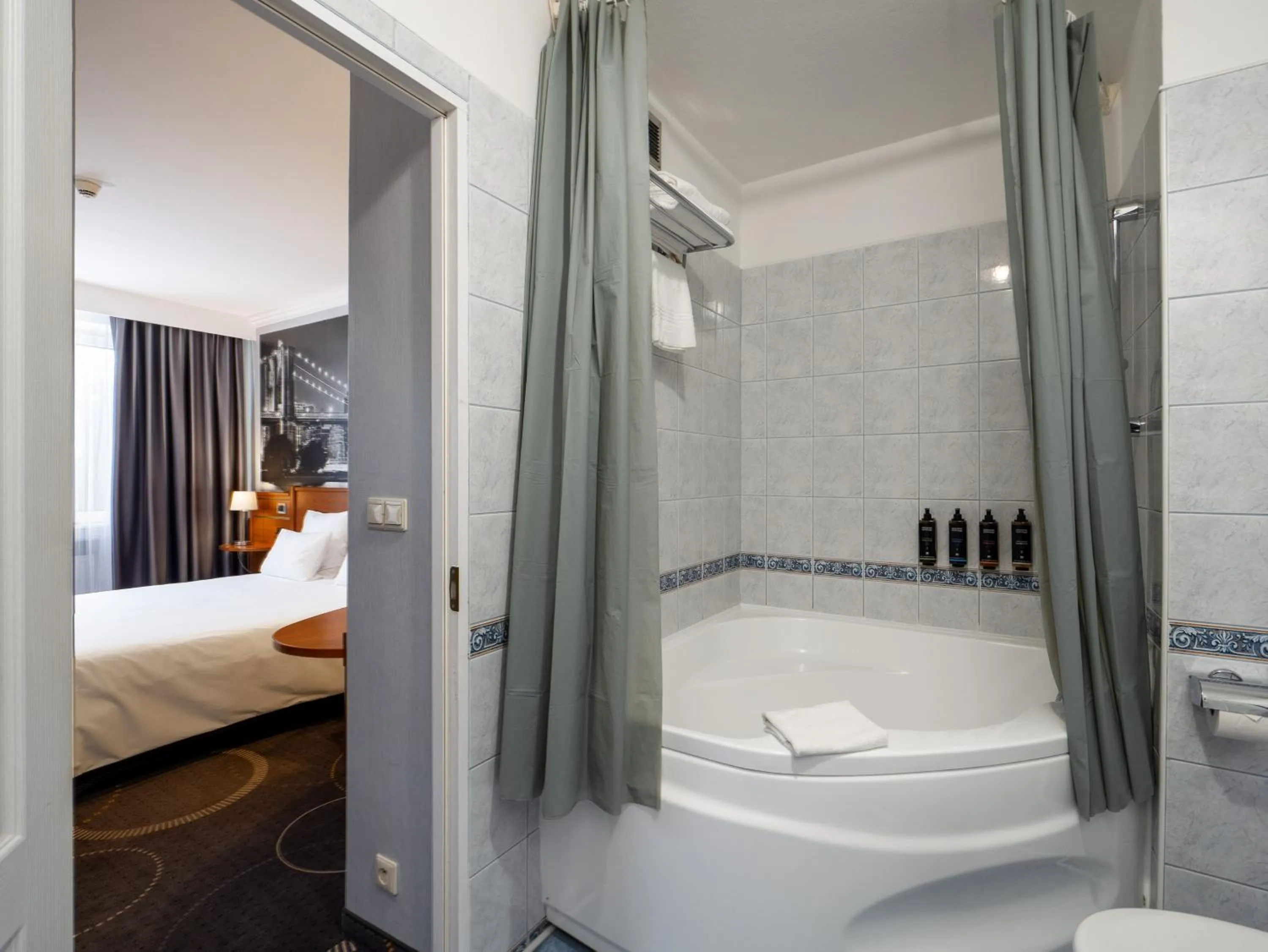 Bathroom, Bed in Mercure Czestochowa Centrum