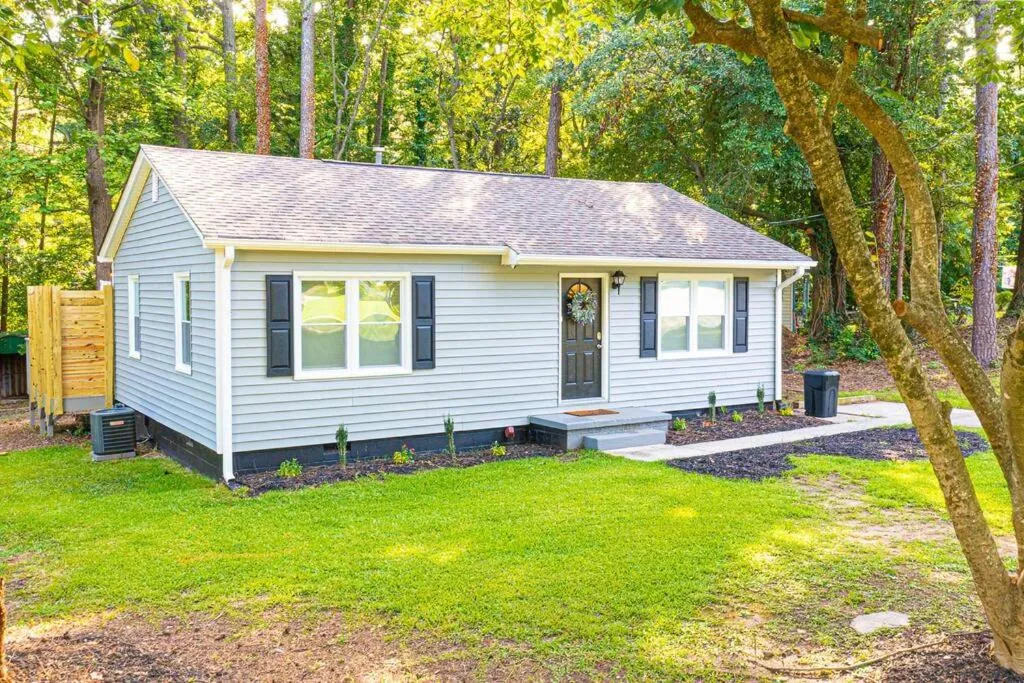 Two-Bedroom House in Homey Bungalow Convenient to Marietta and I-75!