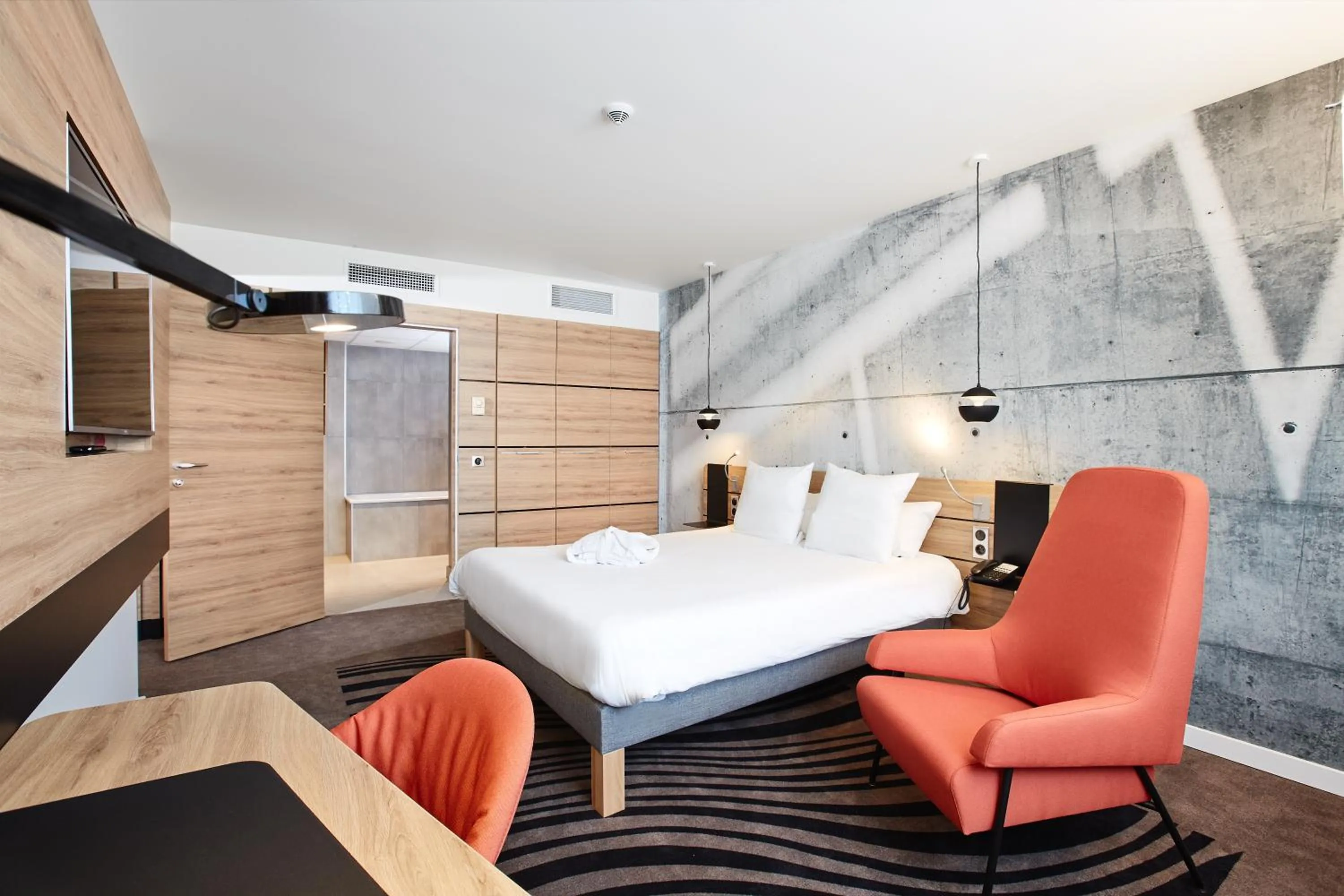 Superior Suite with Queen Bed and Kitchenette in Novotel Kraków City West