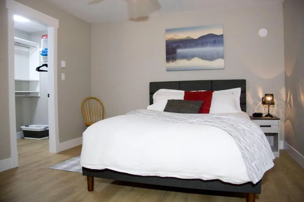 Bed in M&M's Maple Bay Mountain Guesthouse