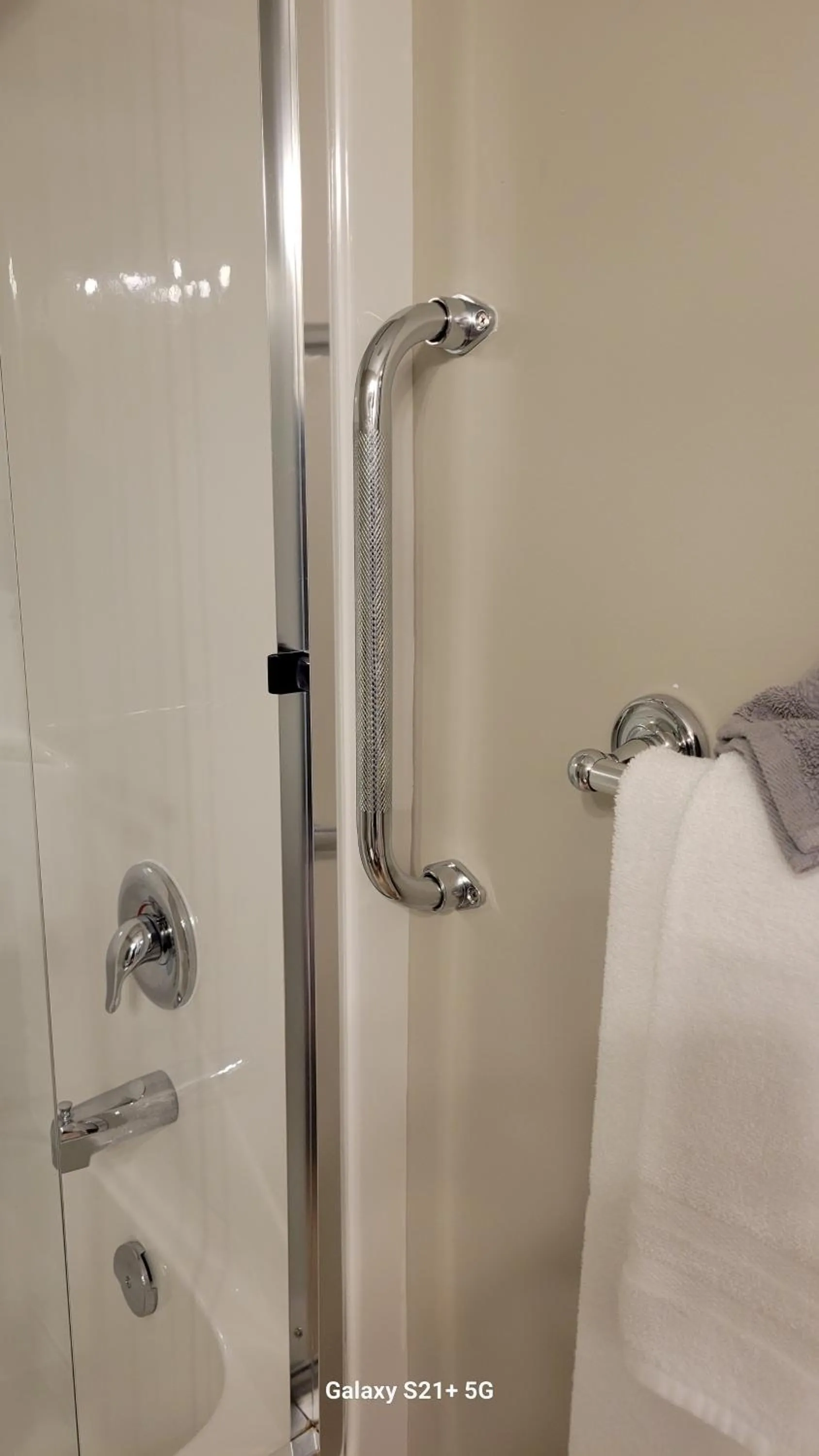 Shower in M&M's Maple Bay Mountain Guesthouse