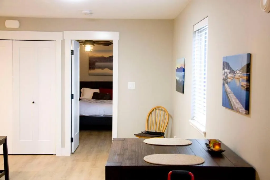 Bed in M&M's Maple Bay Mountain Guesthouse