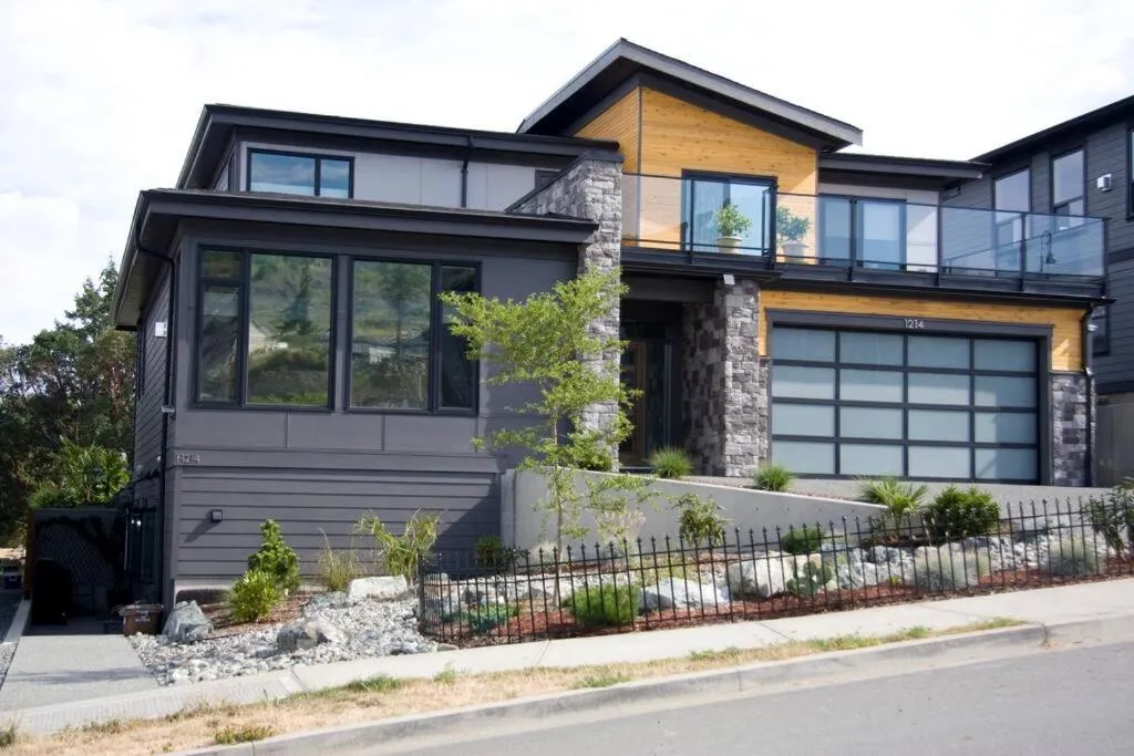 Property building in M&M's Maple Bay Mountain Guesthouse
