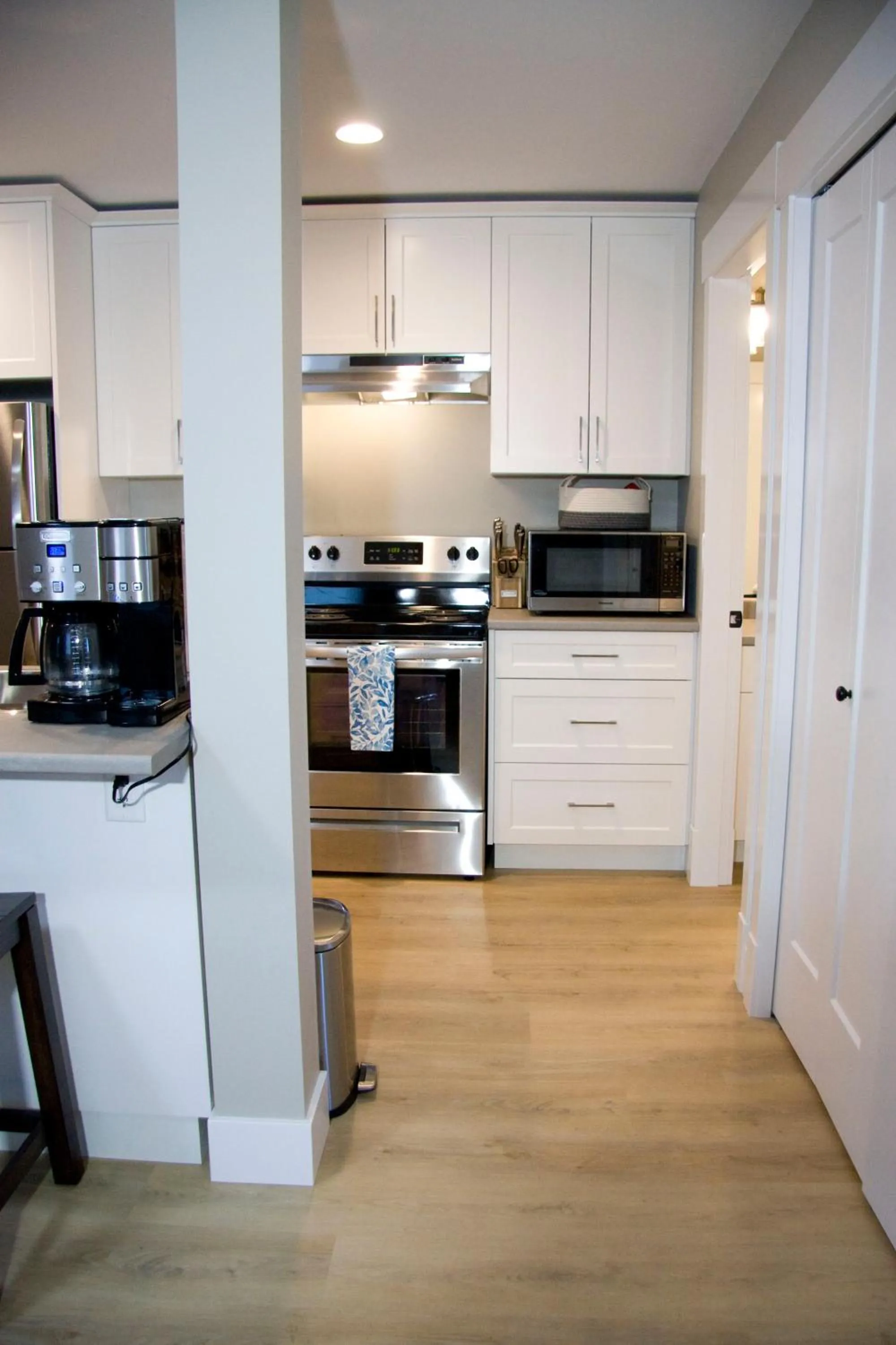 Coffee/tea facilities in M&M's Maple Bay Mountain Guesthouse