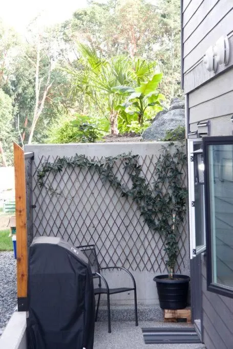 Patio in M&M's Maple Bay Mountain Guesthouse