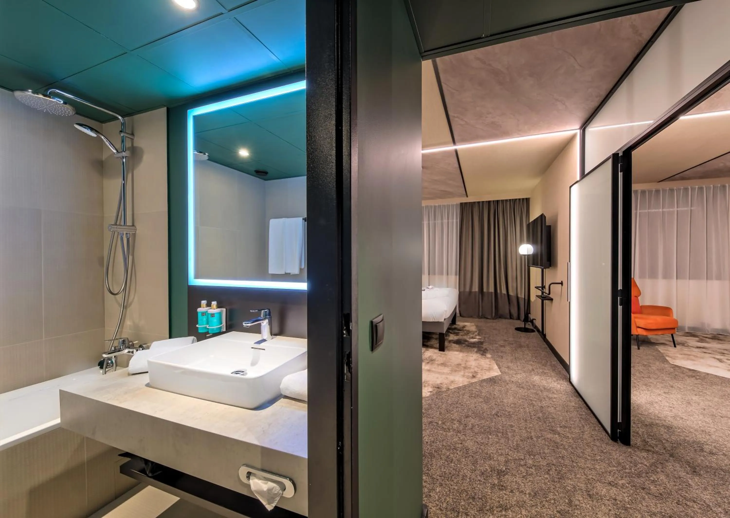 Bathroom, Bed in Novotel Kraków Centrum
