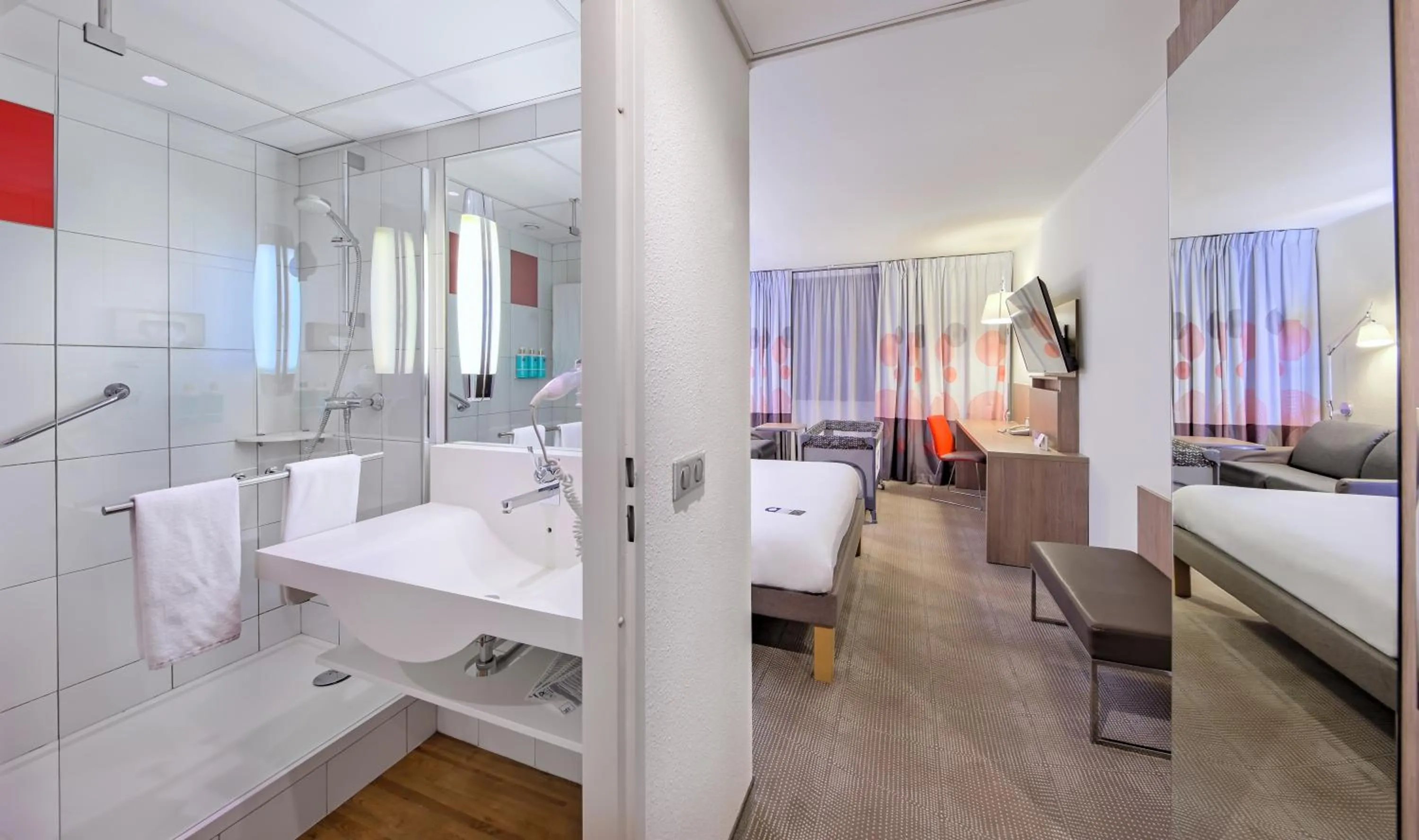 Shower in Novotel Kraków Centrum