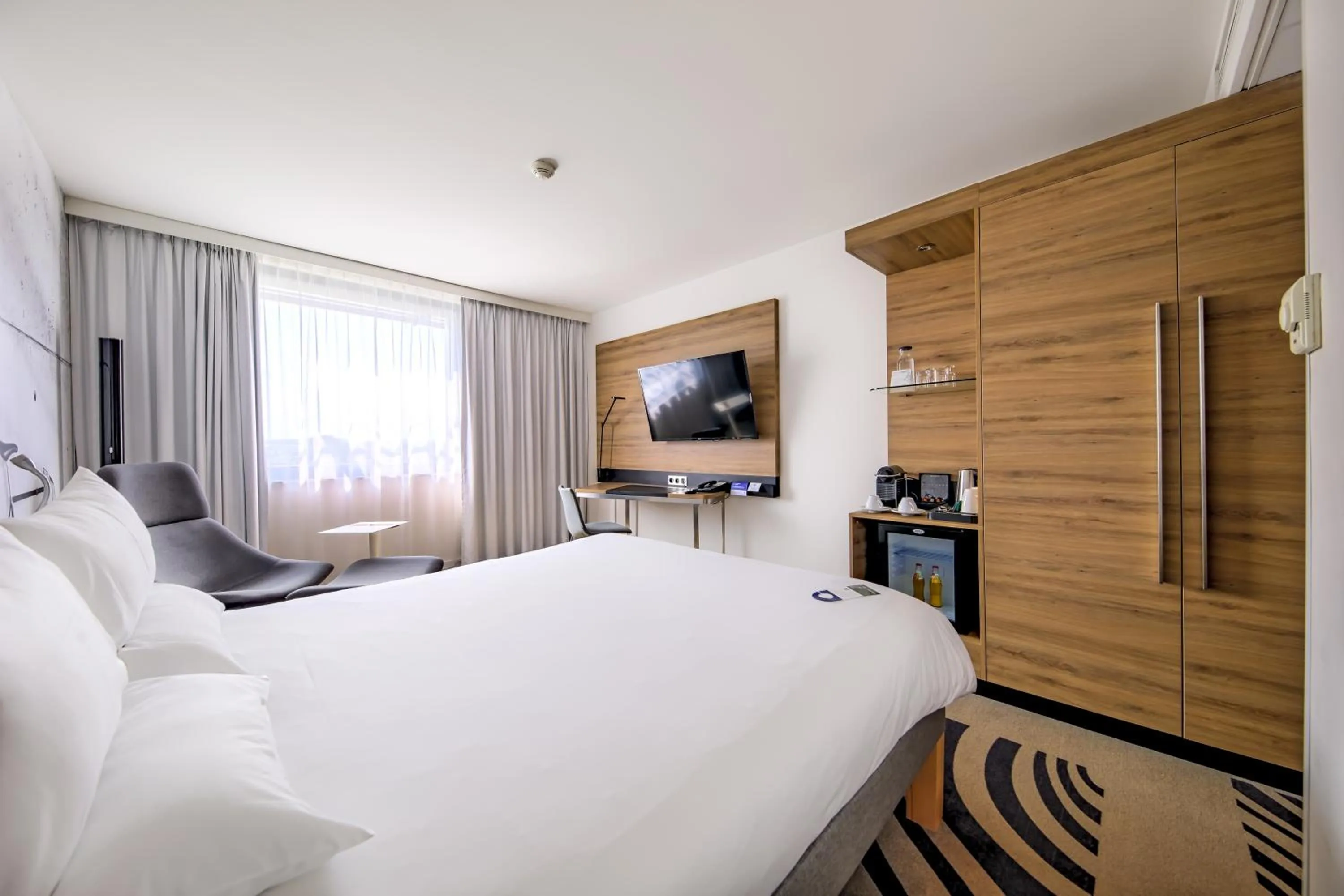 Communal lounge/ TV room, Bed in Novotel Kraków Centrum