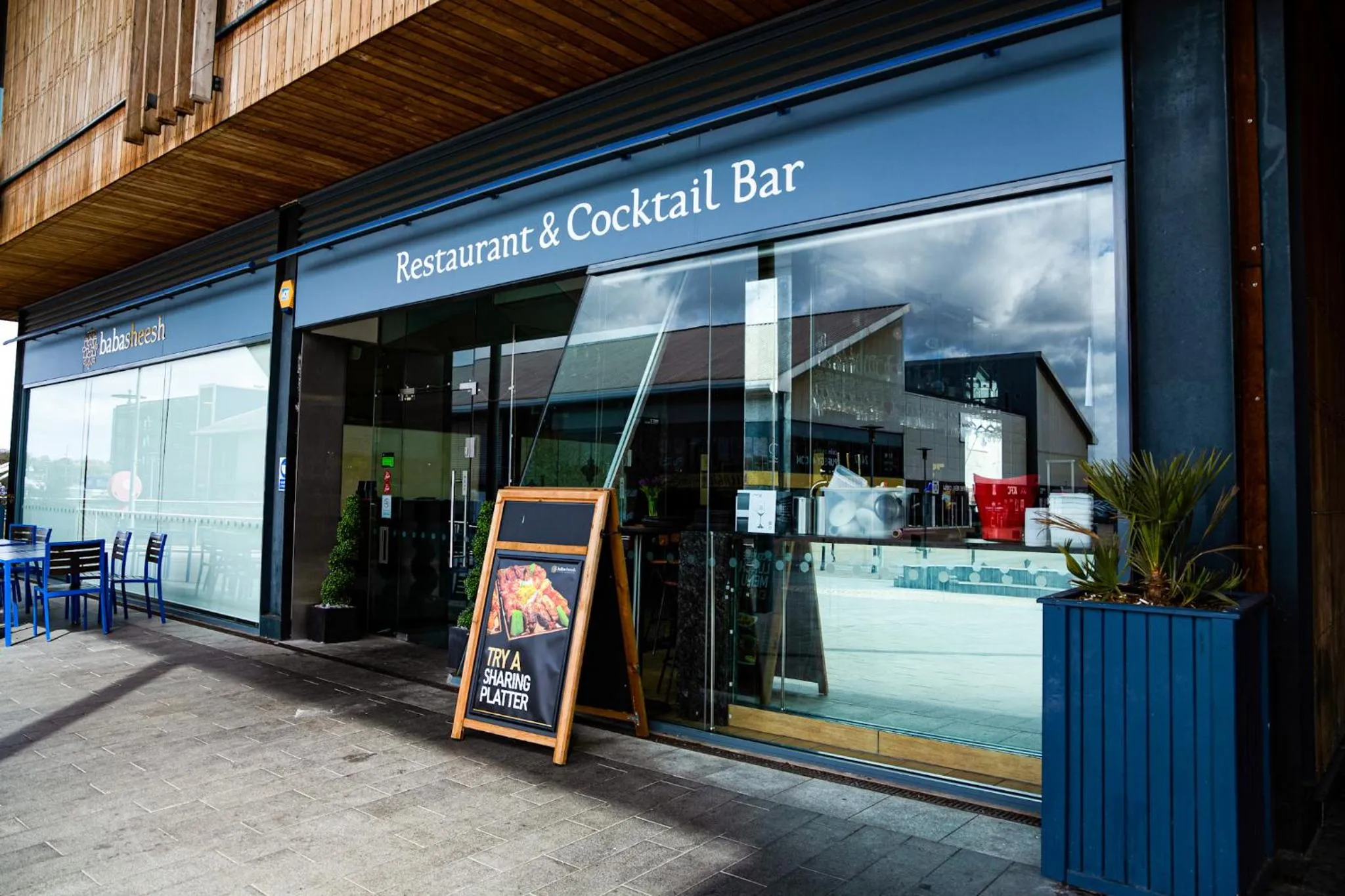 Restaurant/places to eat in A luxury 2 bedroom apartment with 2 free parking