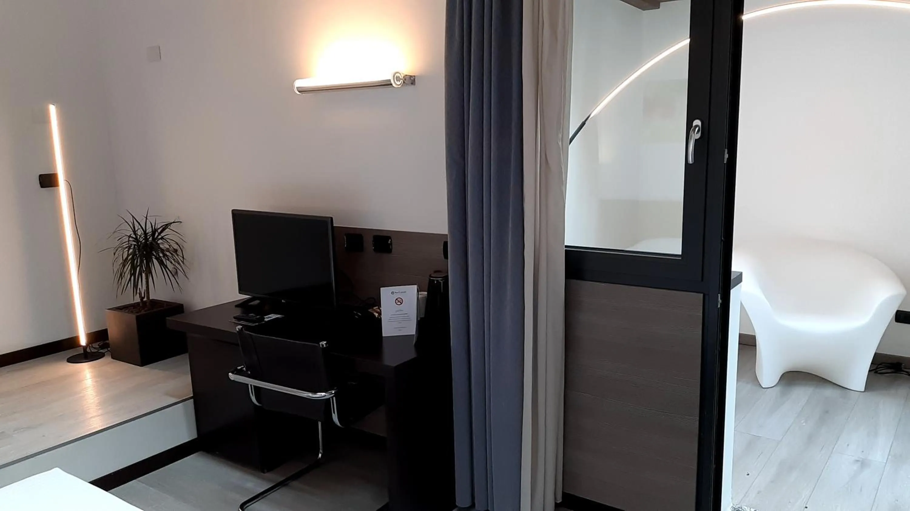 Photo of the whole room, Bed in Continental Urban Art Hotel