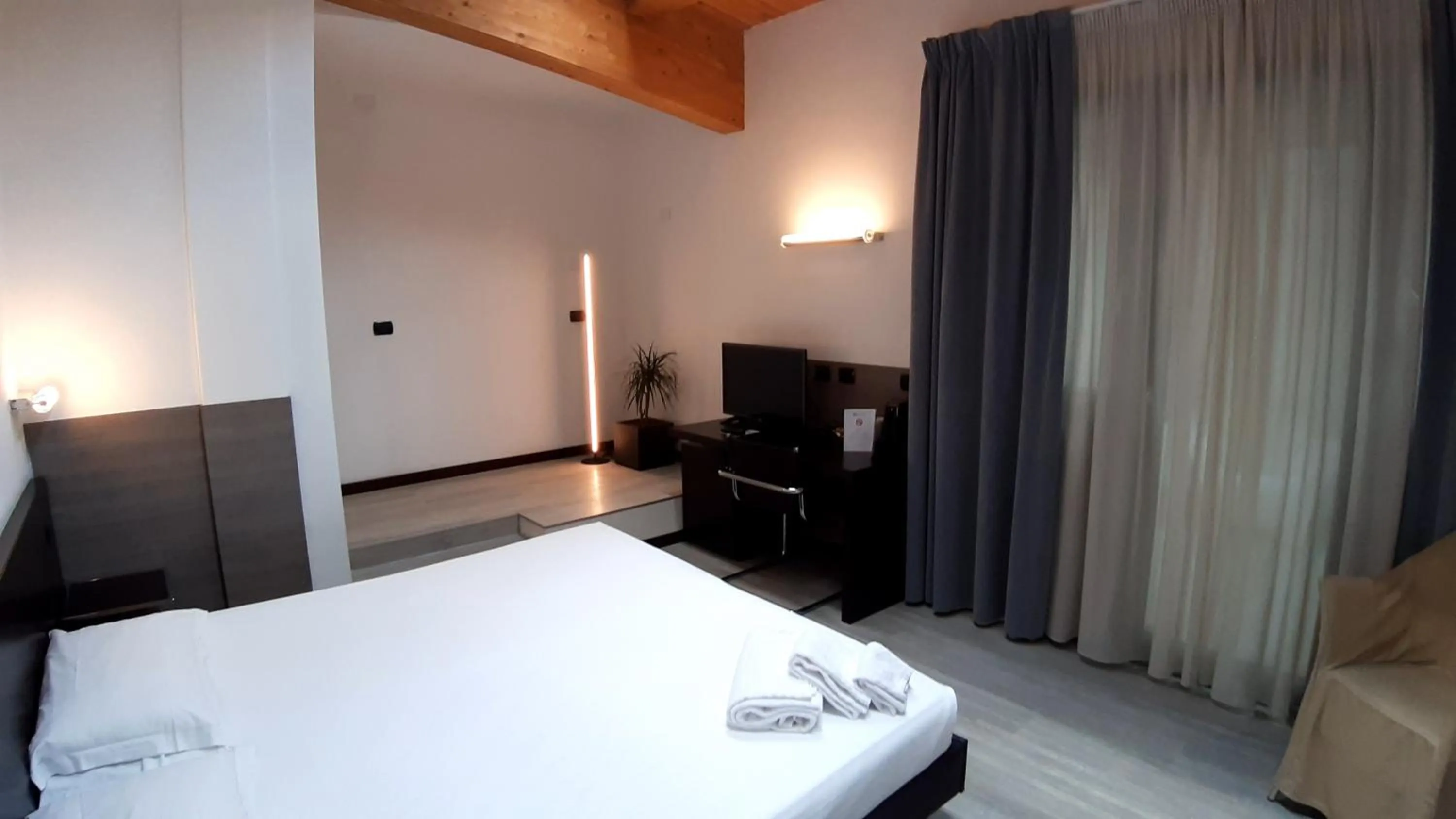 Bedroom, Bed in Continental Urban Art Hotel