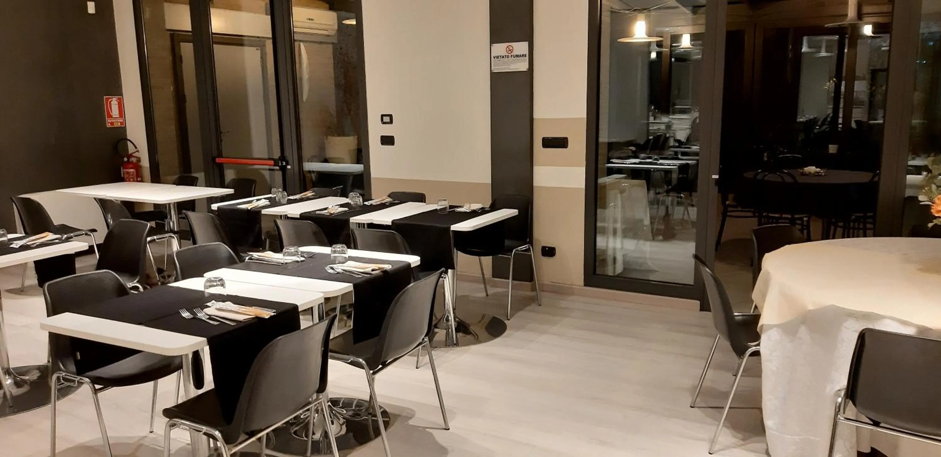 Restaurant/places to eat in Continental Urban Art Hotel