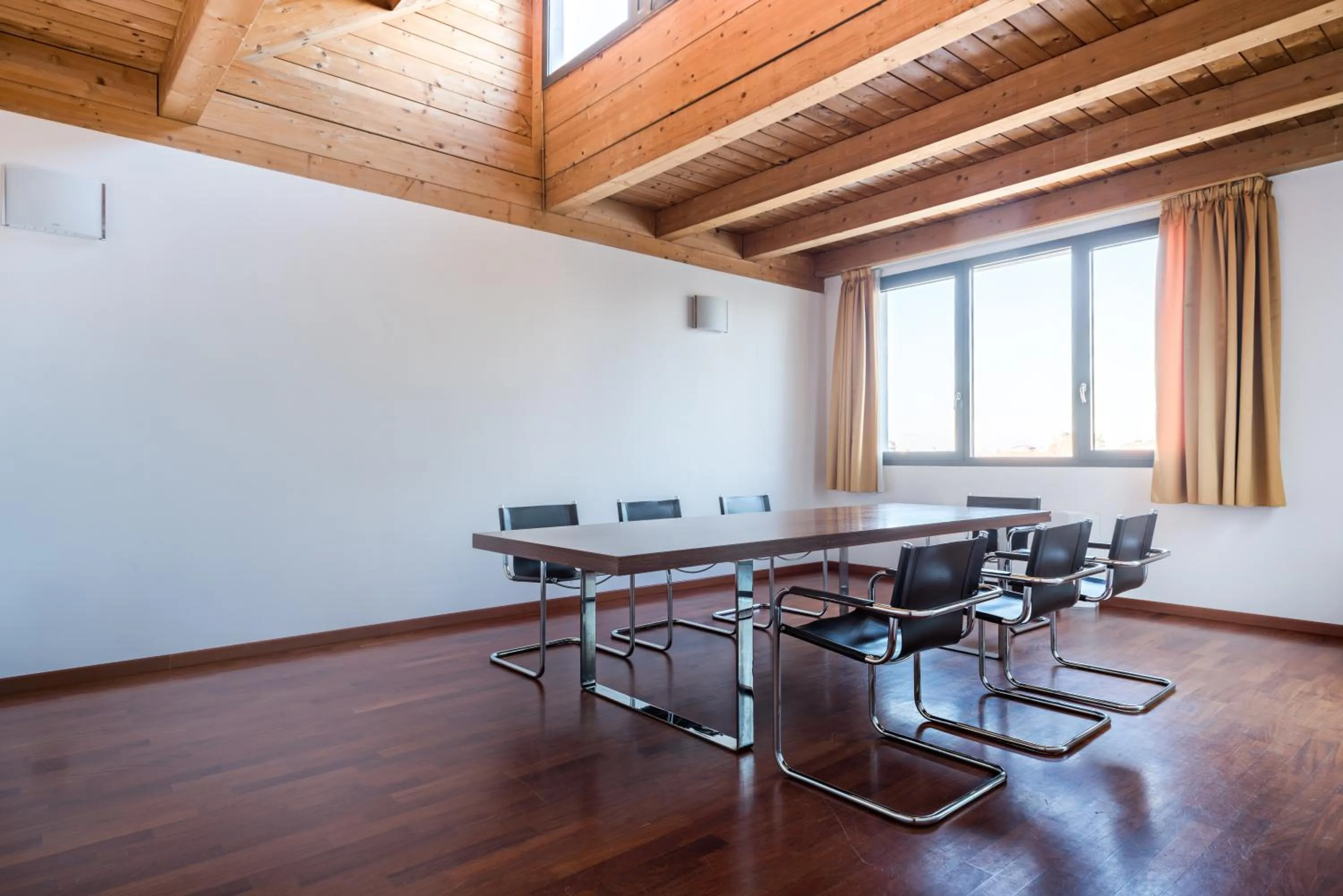 Meeting/conference room in Continental Urban Art Hotel