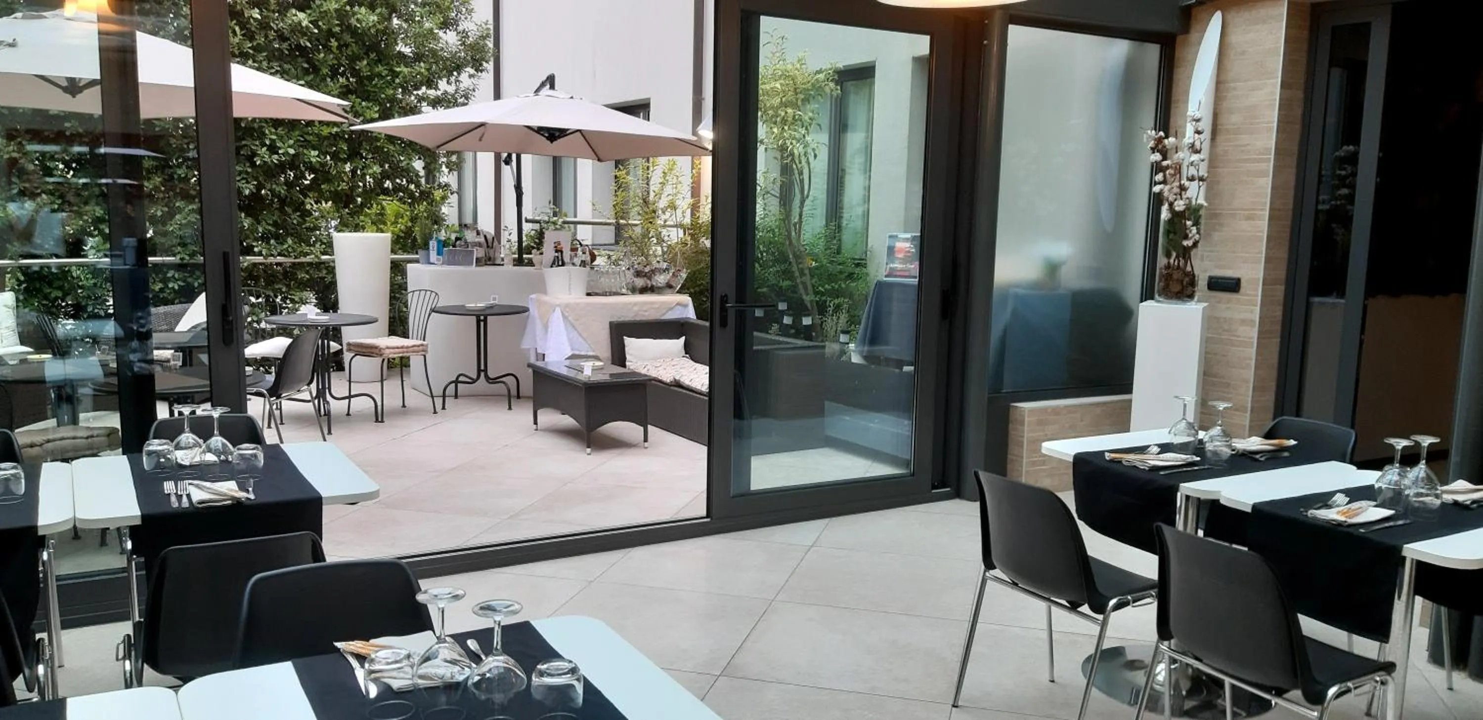 Restaurant/places to eat in Continental Urban Art Hotel