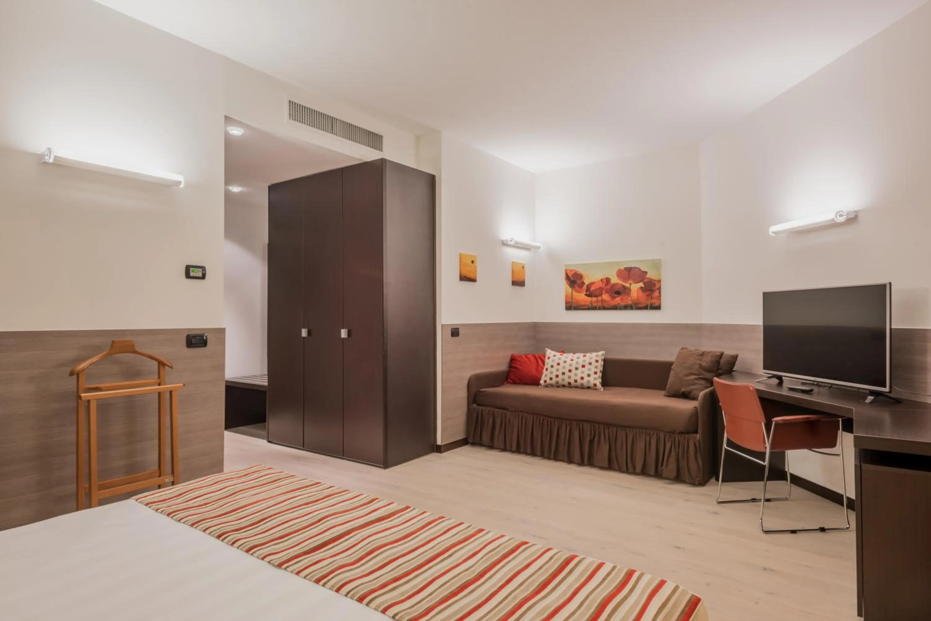 Bedroom, Bed in Continental Urban Art Hotel