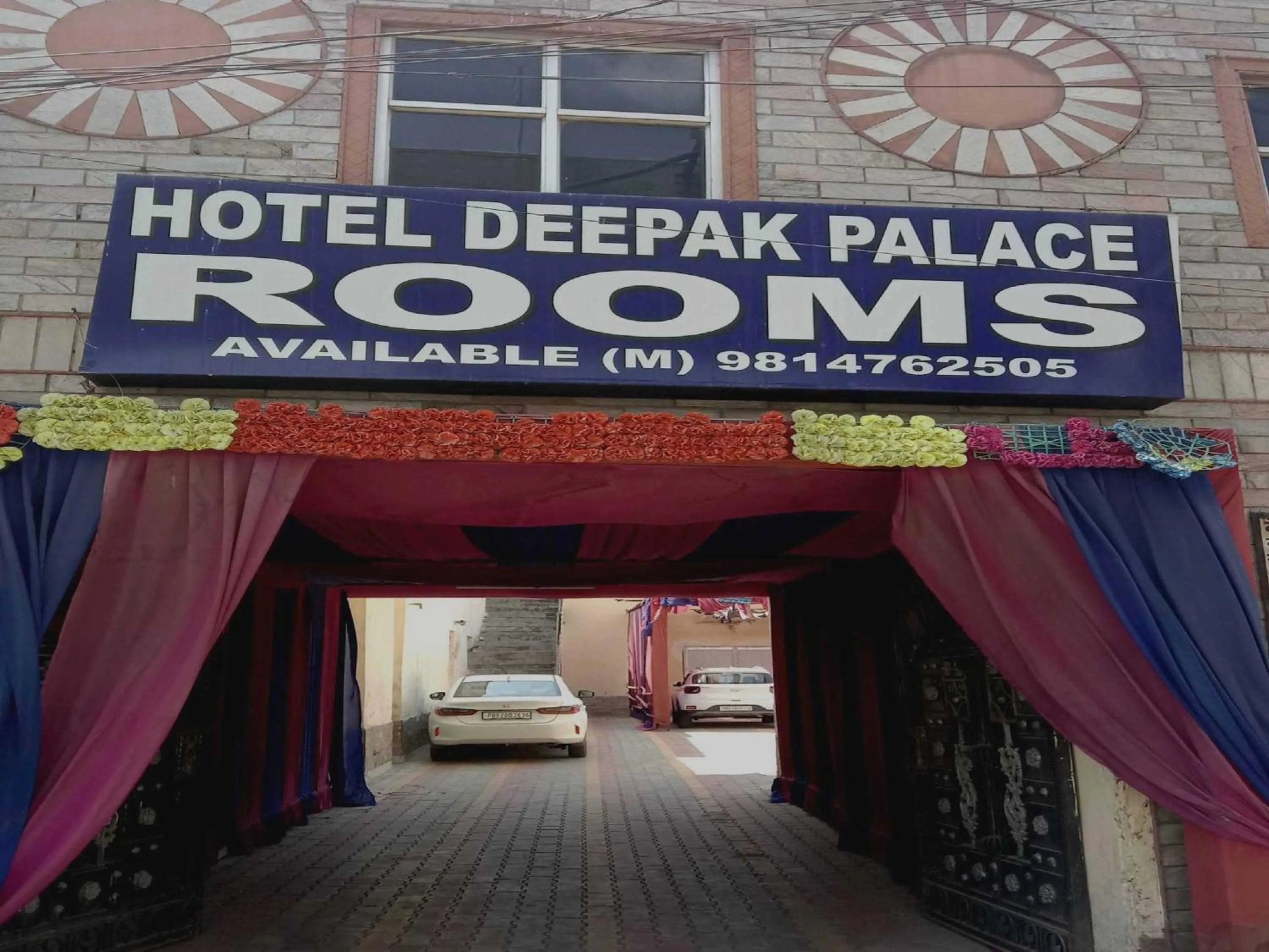 Facade/entrance in SPOT ON Hotel Deepak Palace