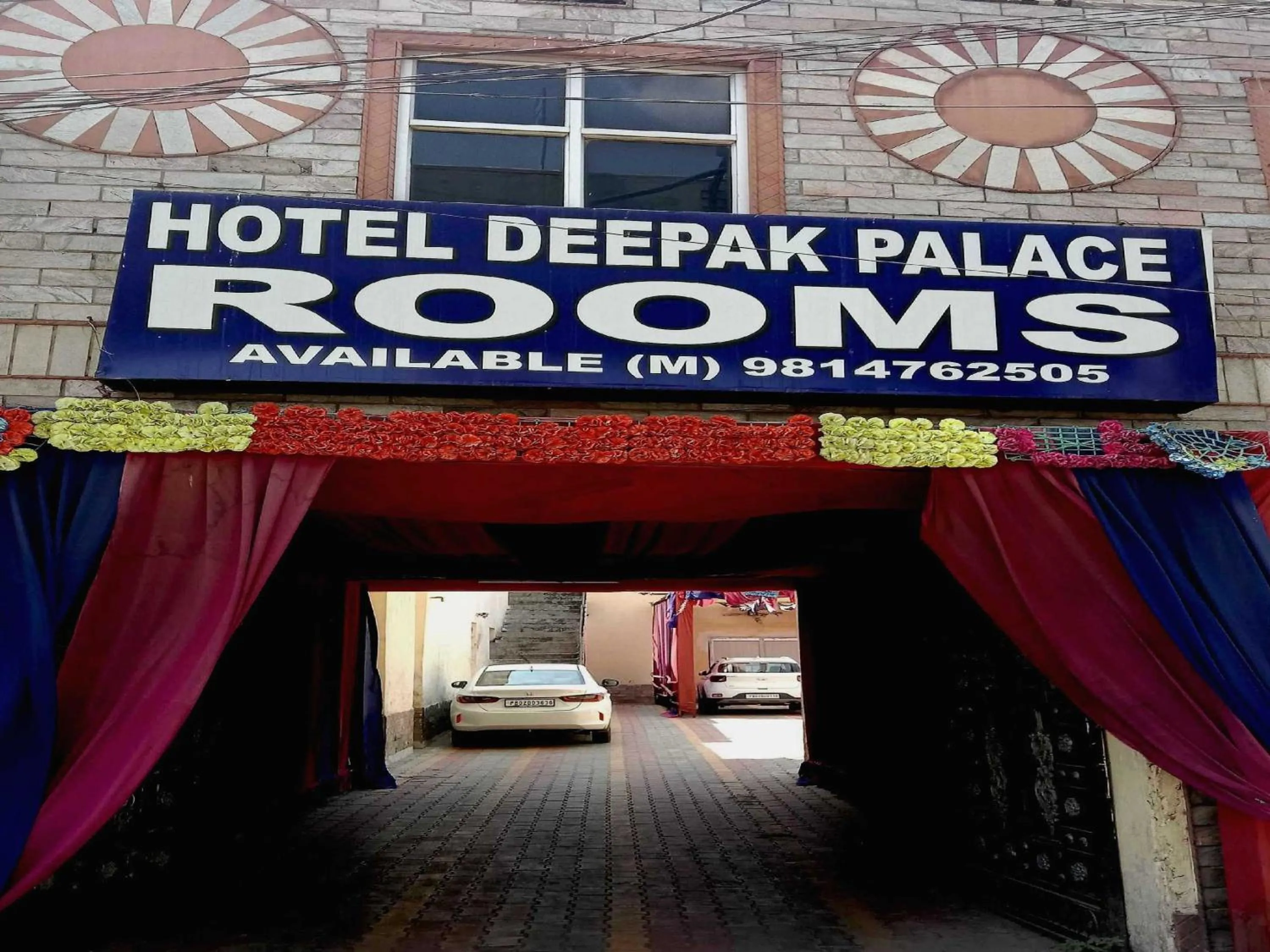 Facade/entrance in SPOT ON Hotel Deepak Palace
