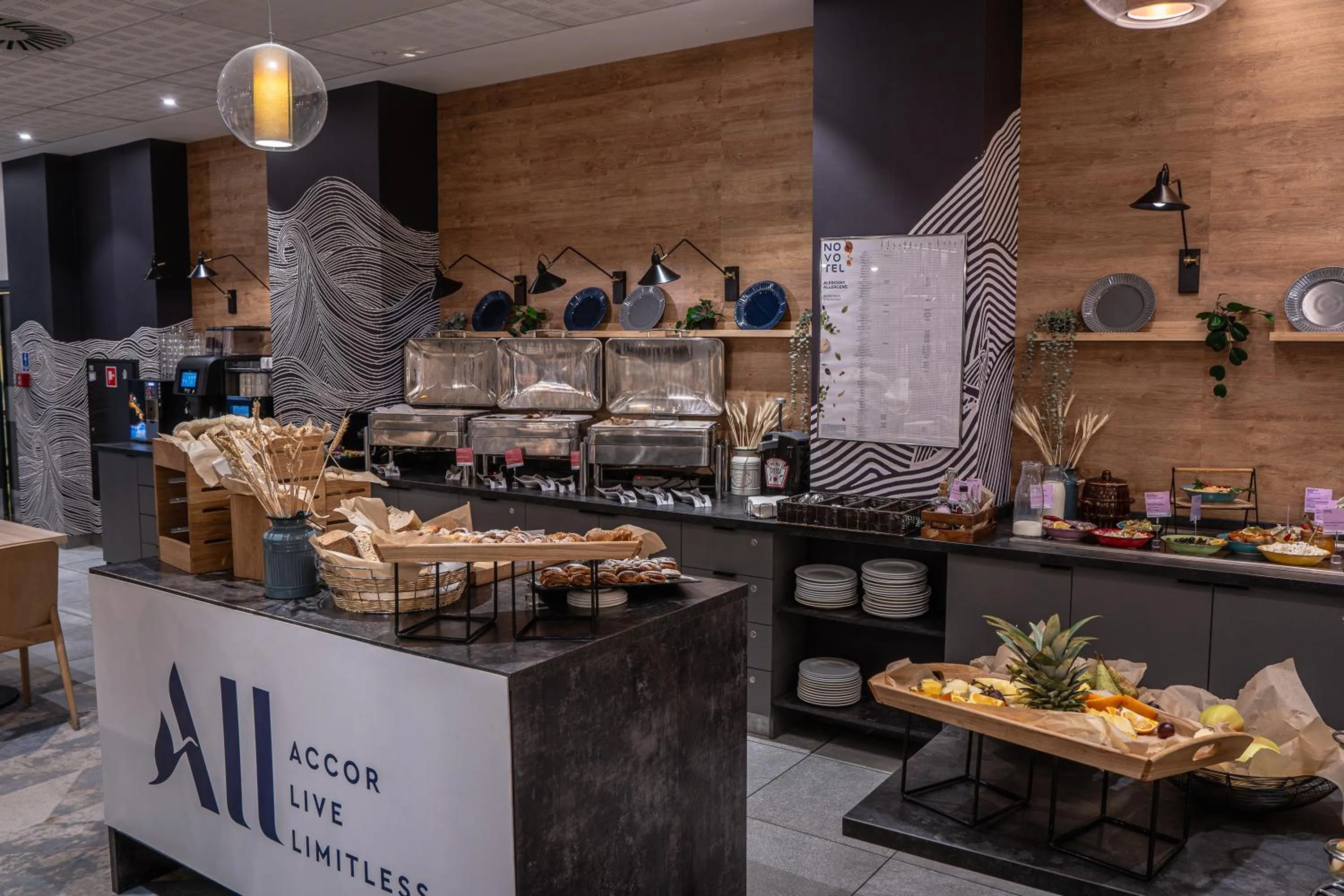 Restaurant/places to eat in Novotel Szczecin Centrum