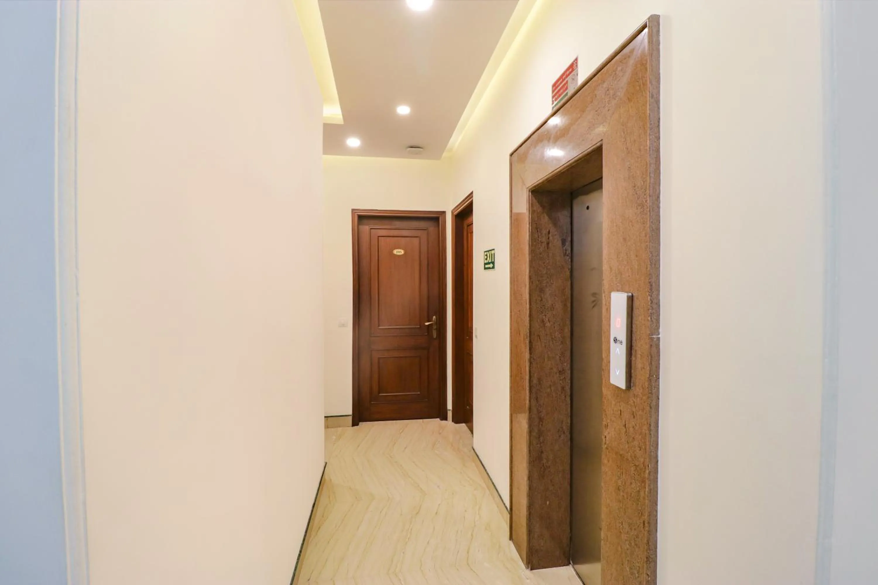 Lobby or reception in FabHotel RR Residency - DLF Cyber City, Gurugram