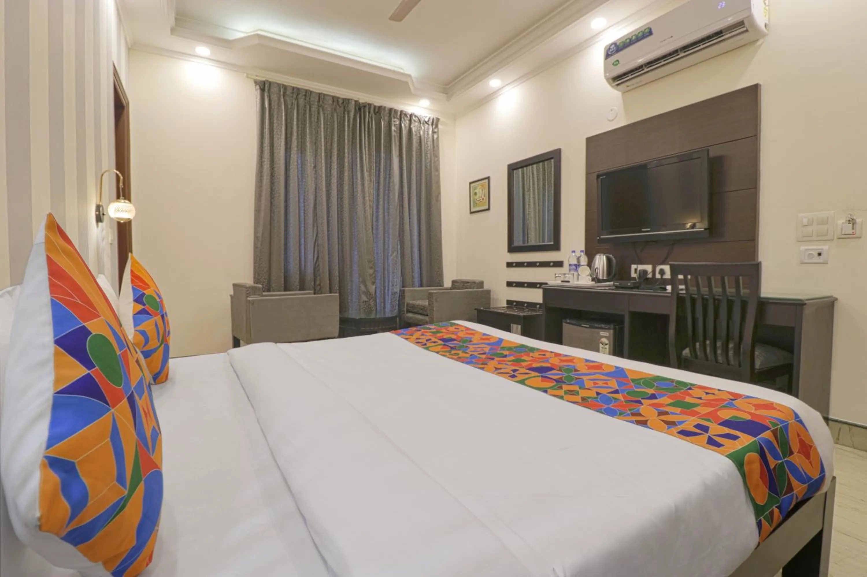 Communal lounge/ TV room, Bed in FabHotel RR Residency - DLF Cyber City, Gurugram