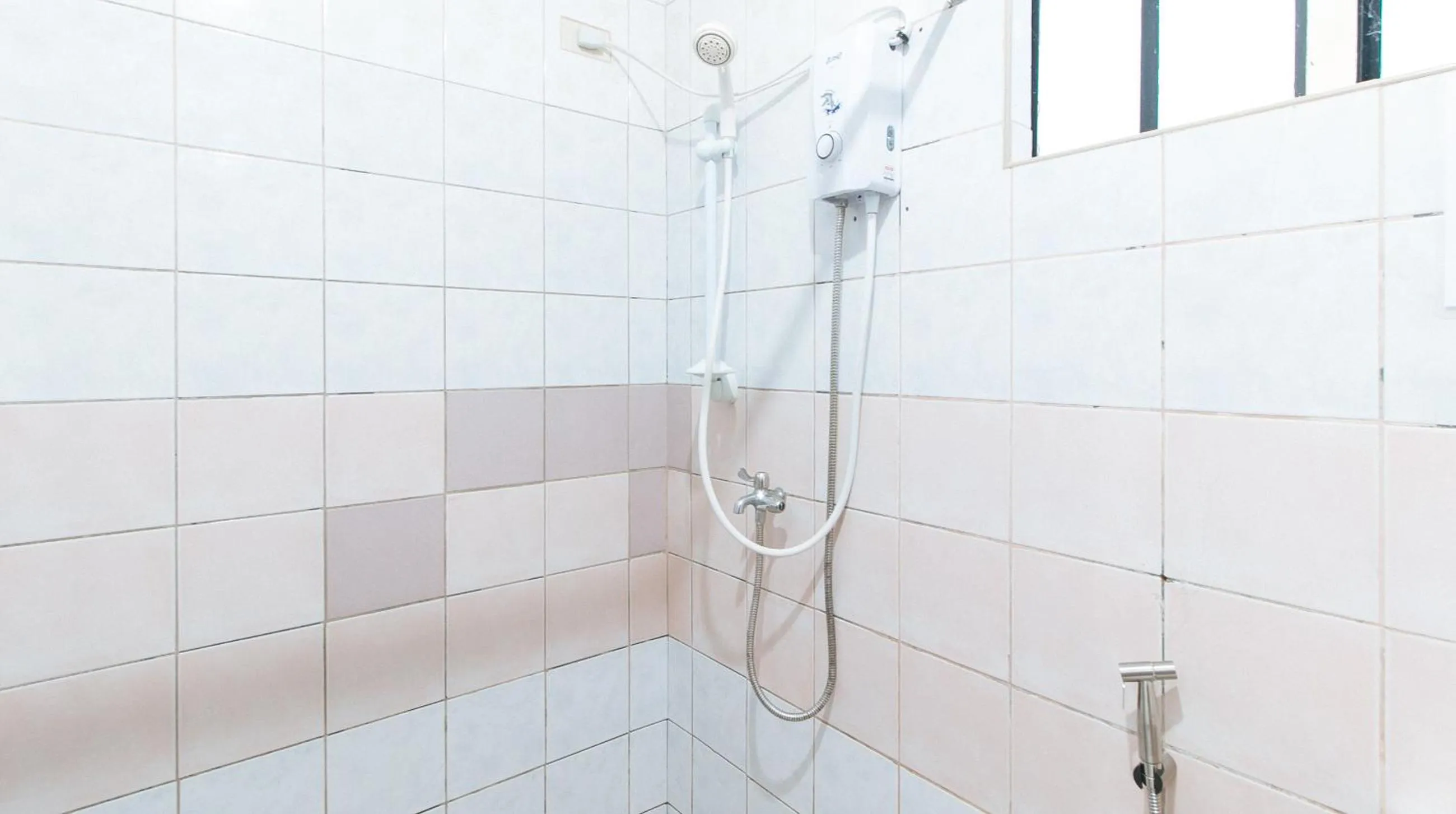 Shower in RedDoorz @ Sagada Sunrise View Homestay