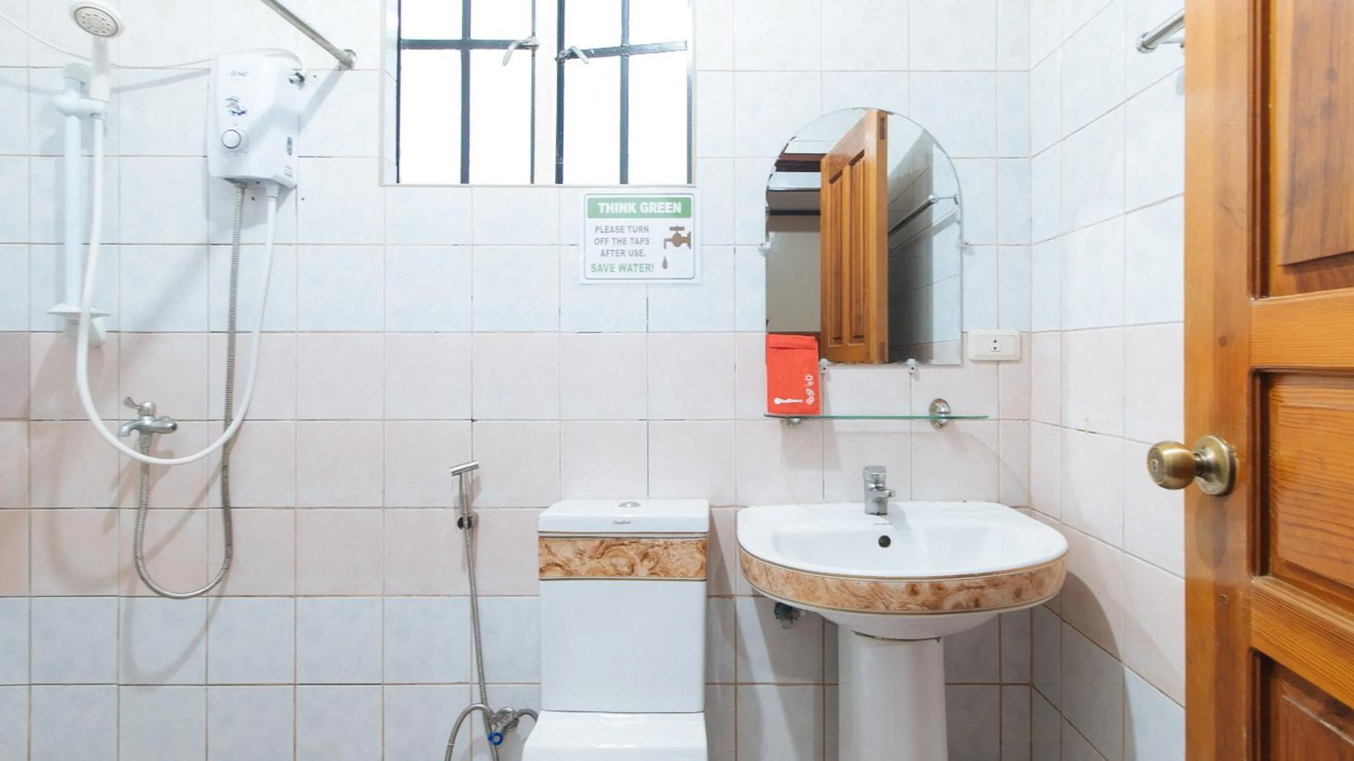 Shower in RedDoorz @ Sagada Sunrise View Homestay