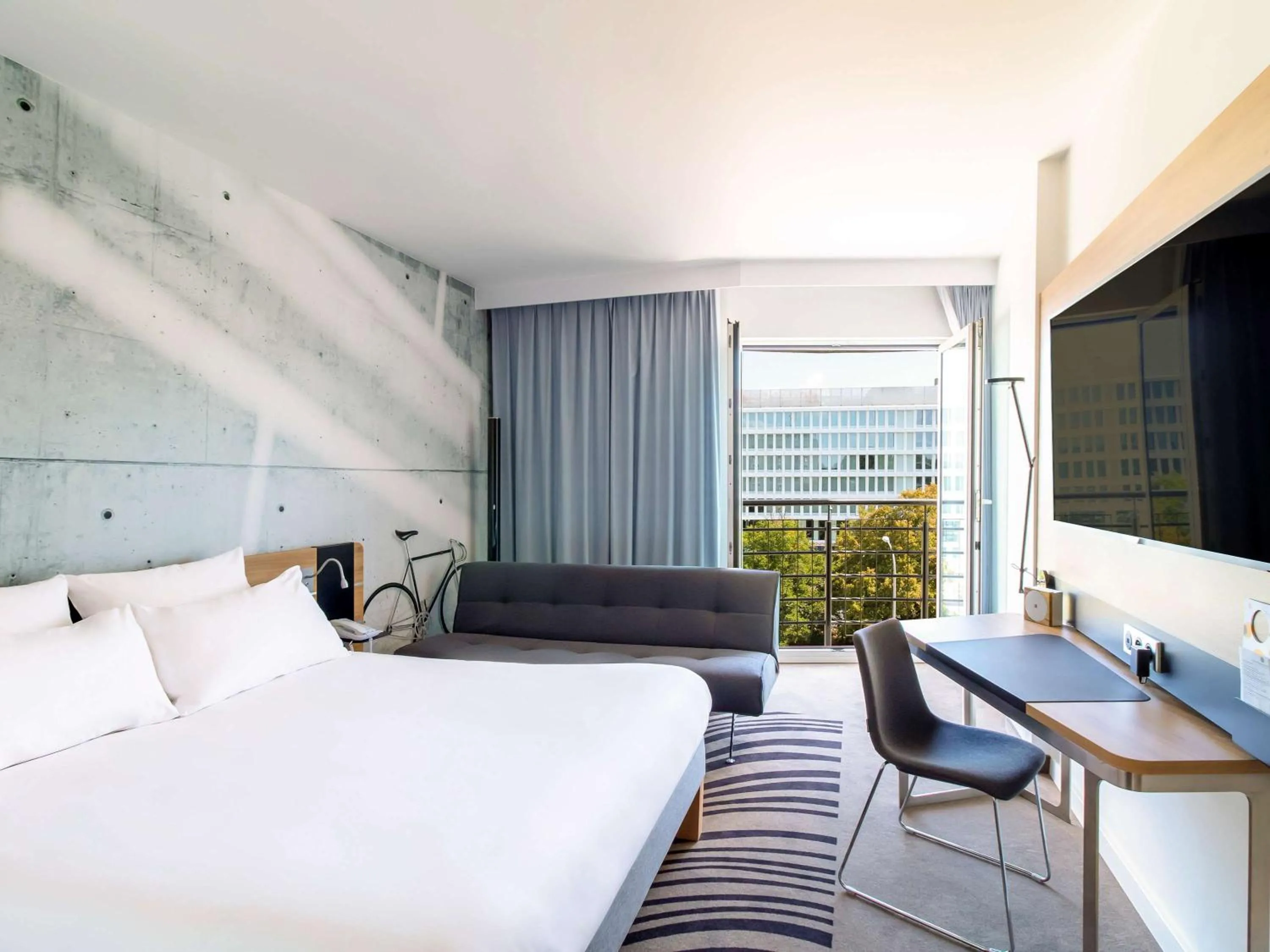 View (from property/room), Bed in Novotel Warszawa Airport