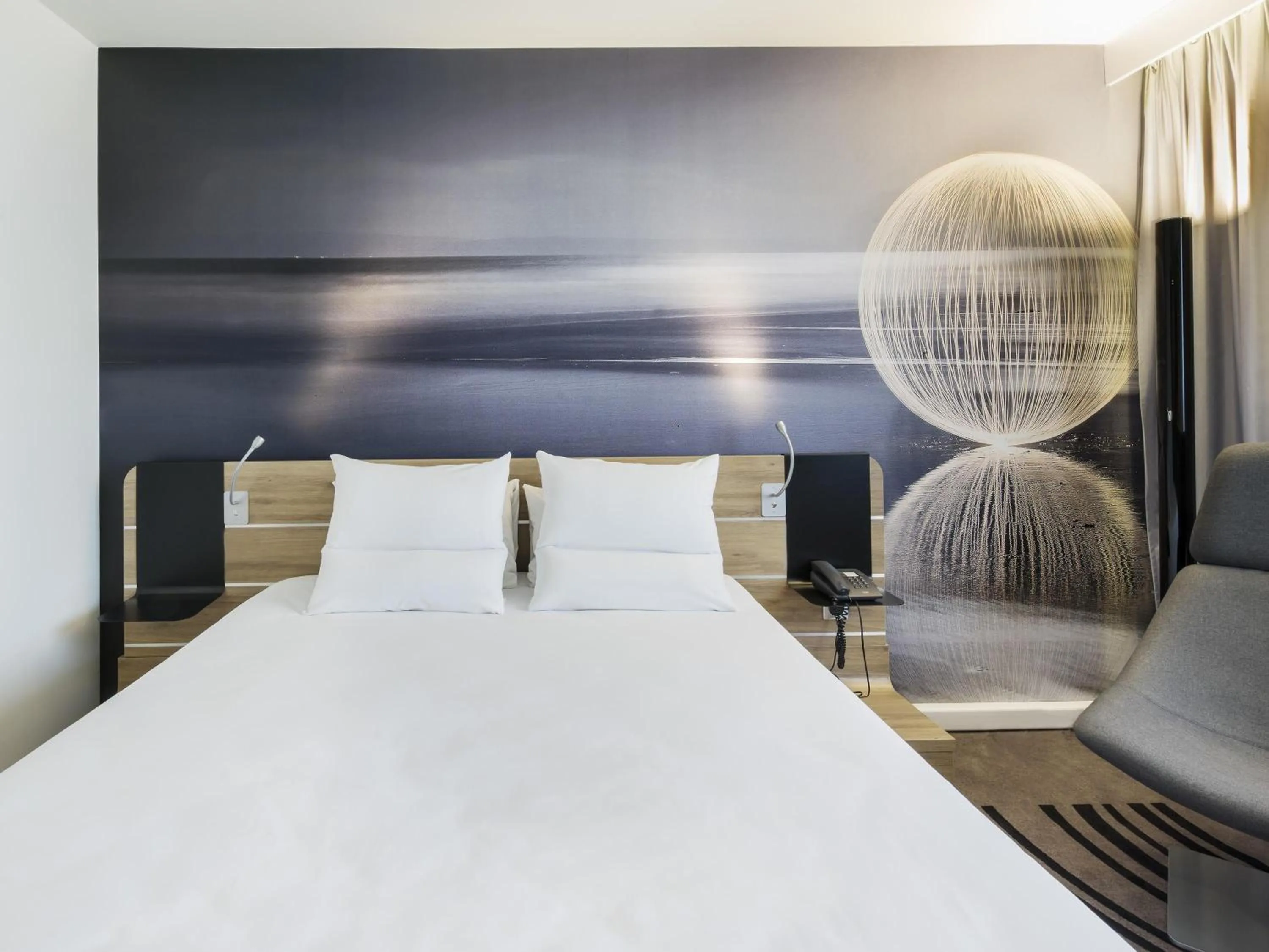 Bedroom, Bed in Novotel Warszawa Airport