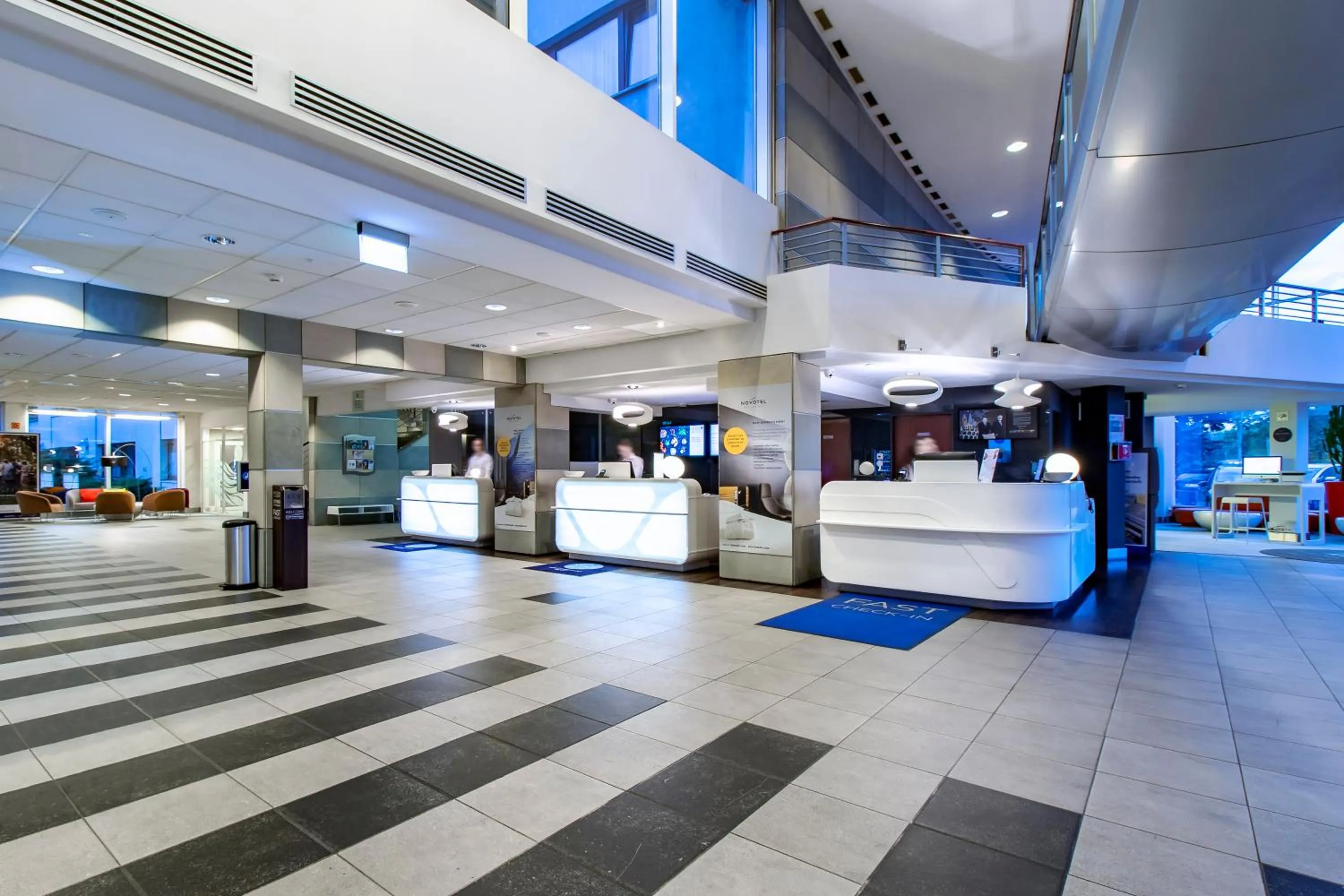 Lobby or reception in Novotel Warszawa Airport