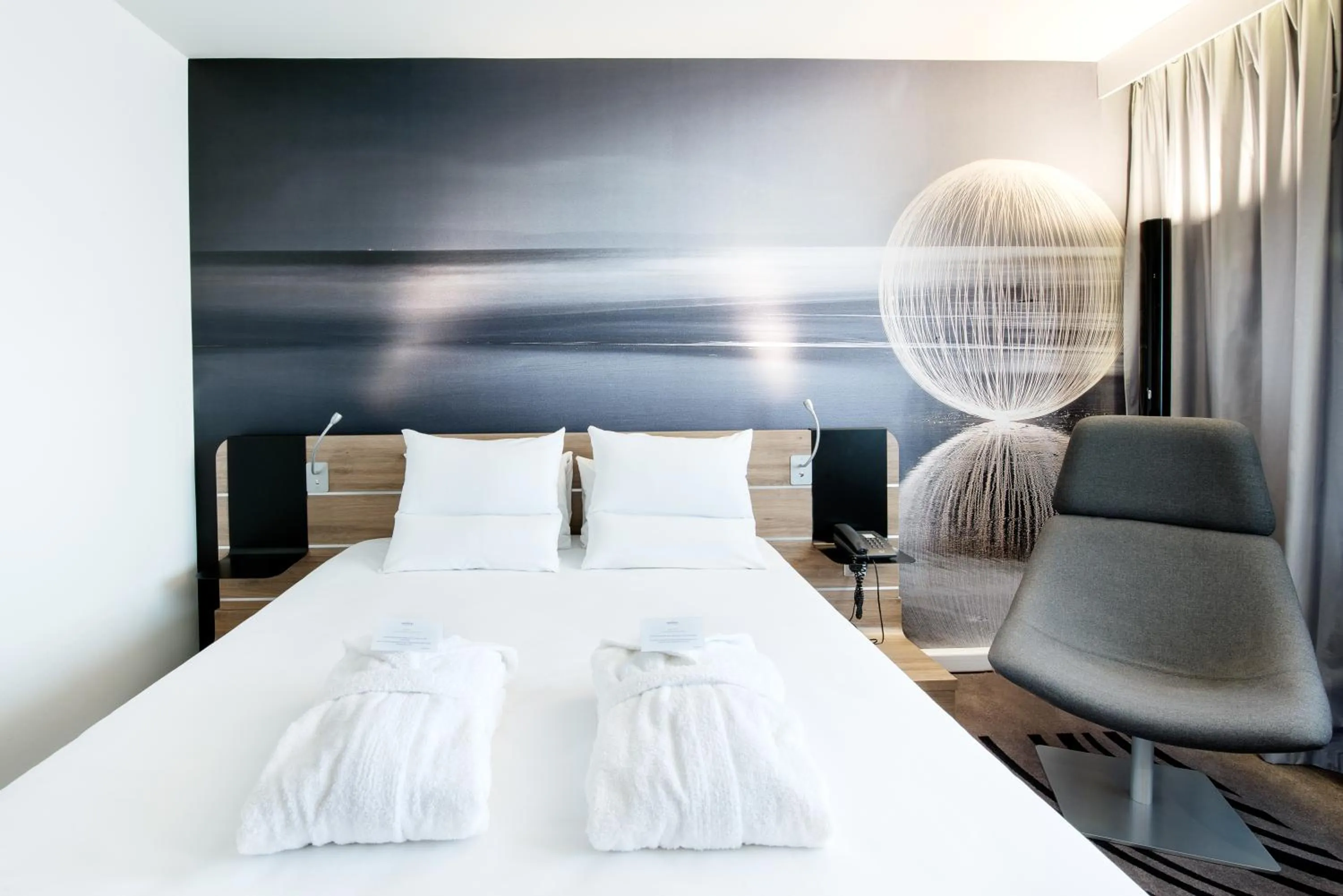 Decorative detail, Bed in Novotel Warszawa Airport