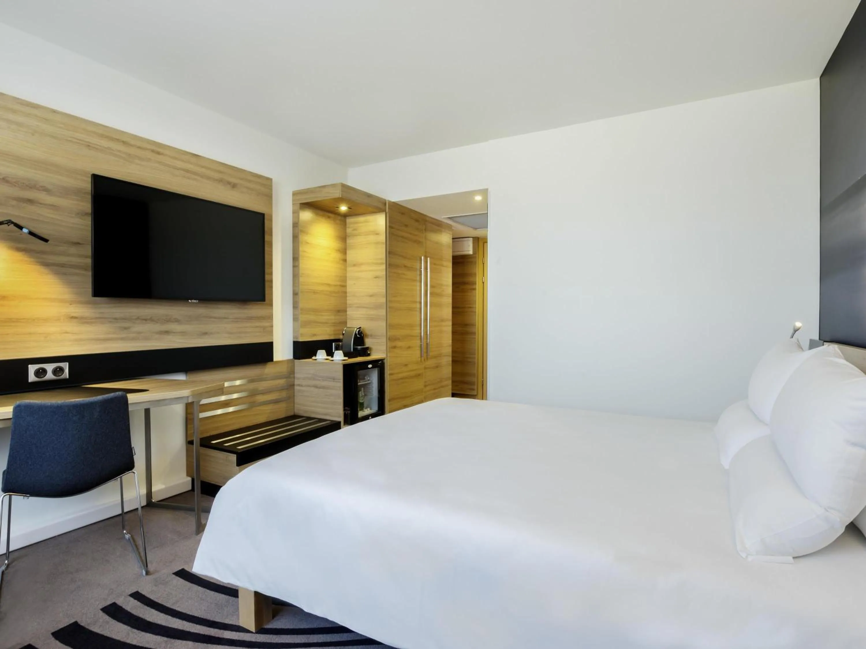 Bedroom, Bed in Novotel Warszawa Airport