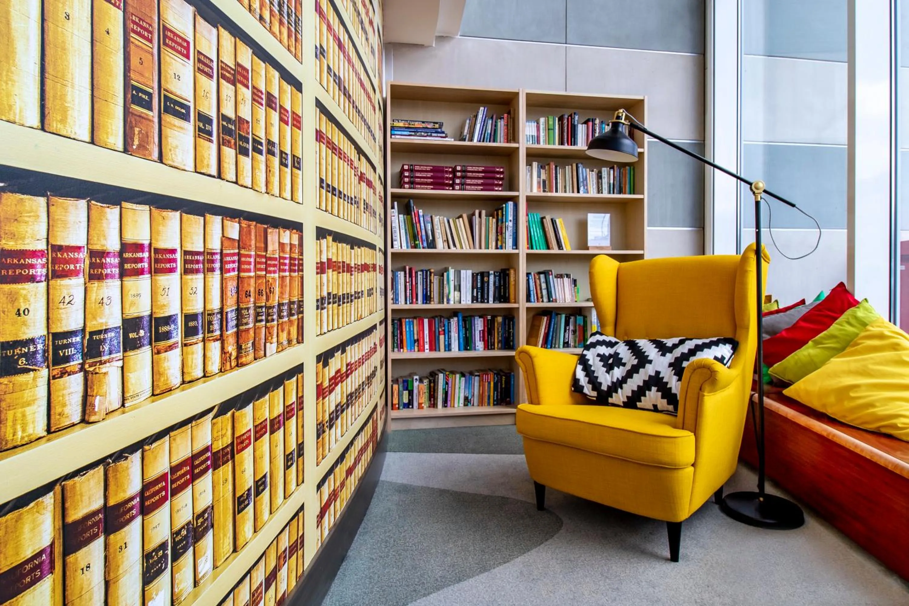 Library in Novotel Warszawa Airport
